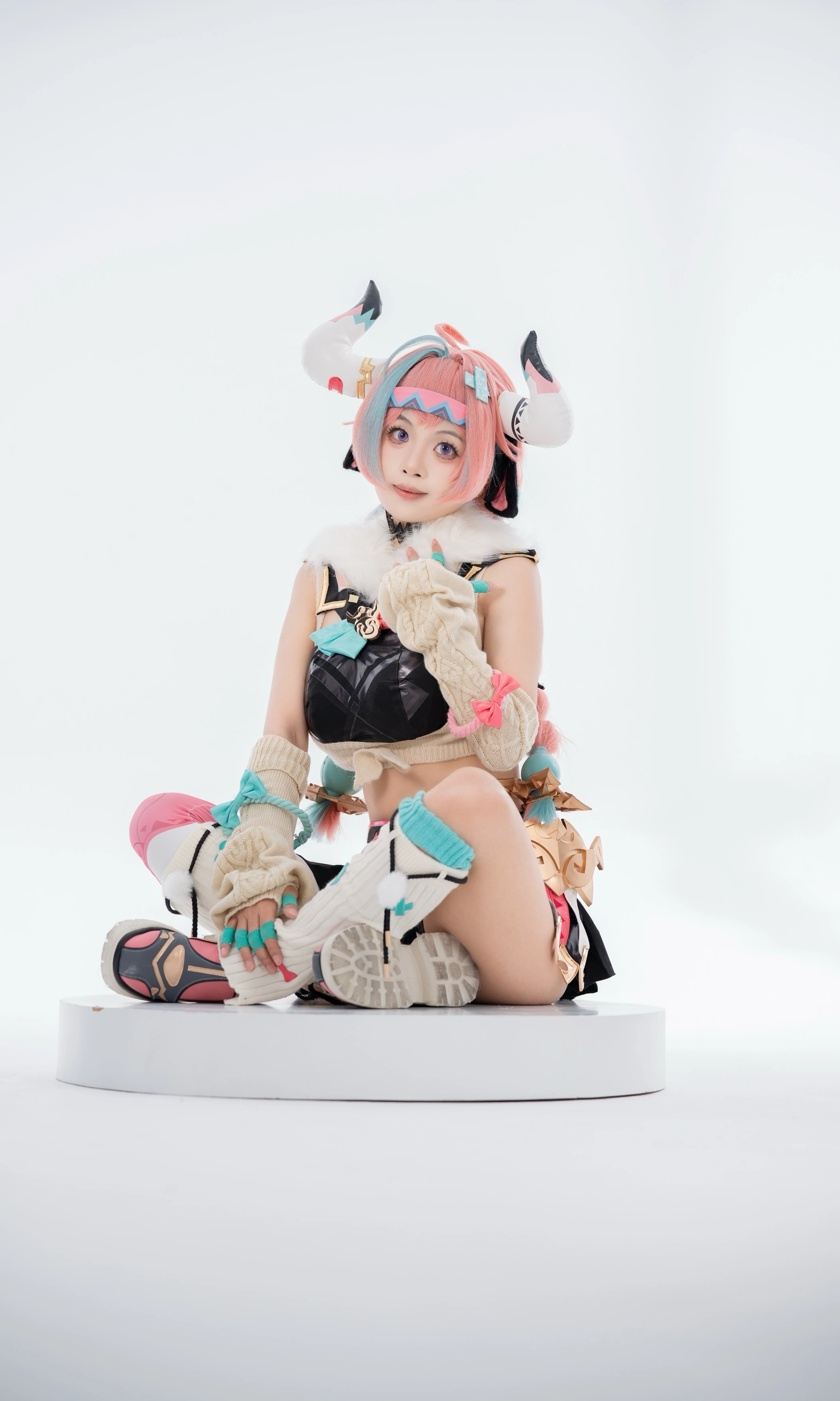 【瓦雷莎cos】原神明艳角色纯白棚拍，探索高调光效与元气表达 - 第 4 张