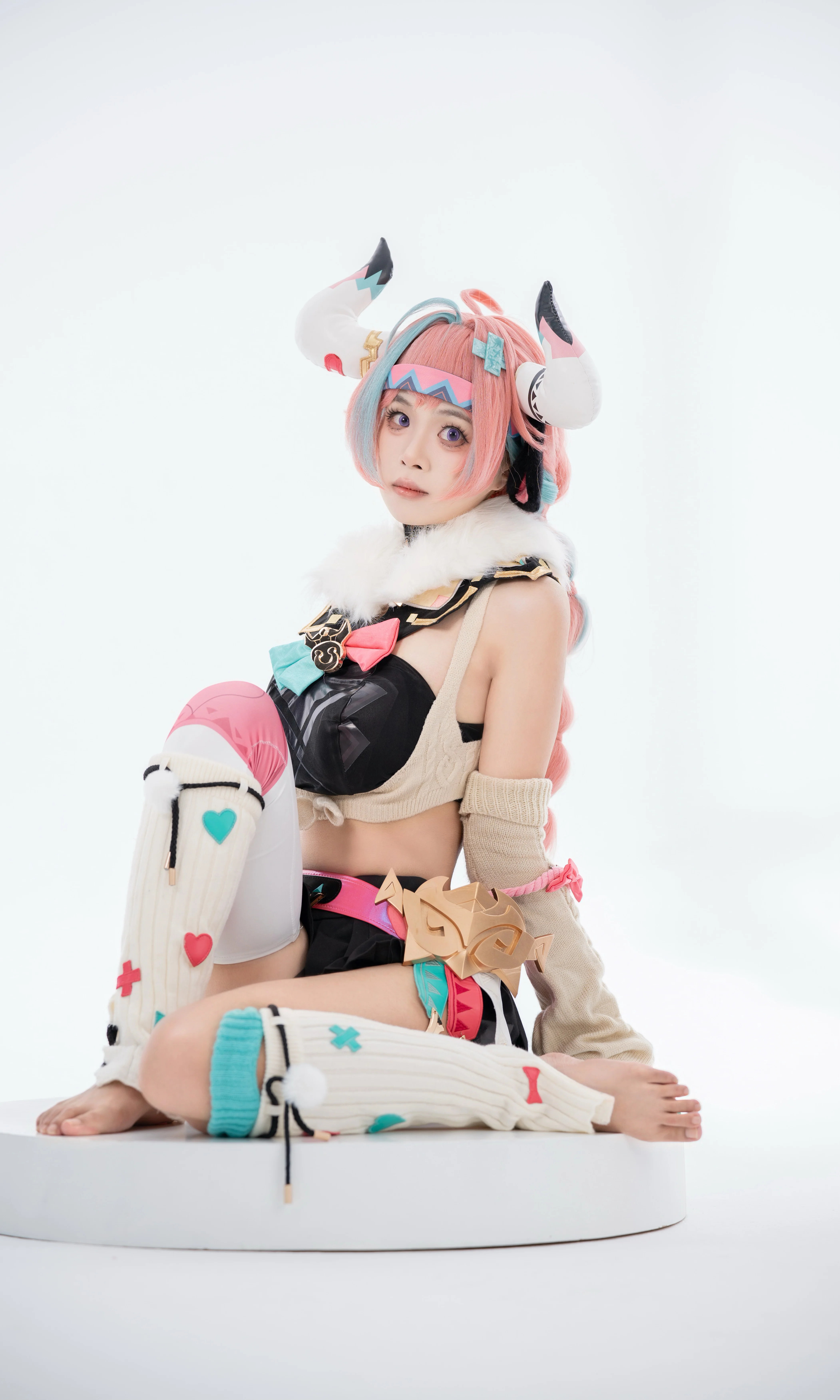 【瓦雷莎cos】原神明艳角色纯白棚拍，探索高调光效与元气表达 - 第 5 张