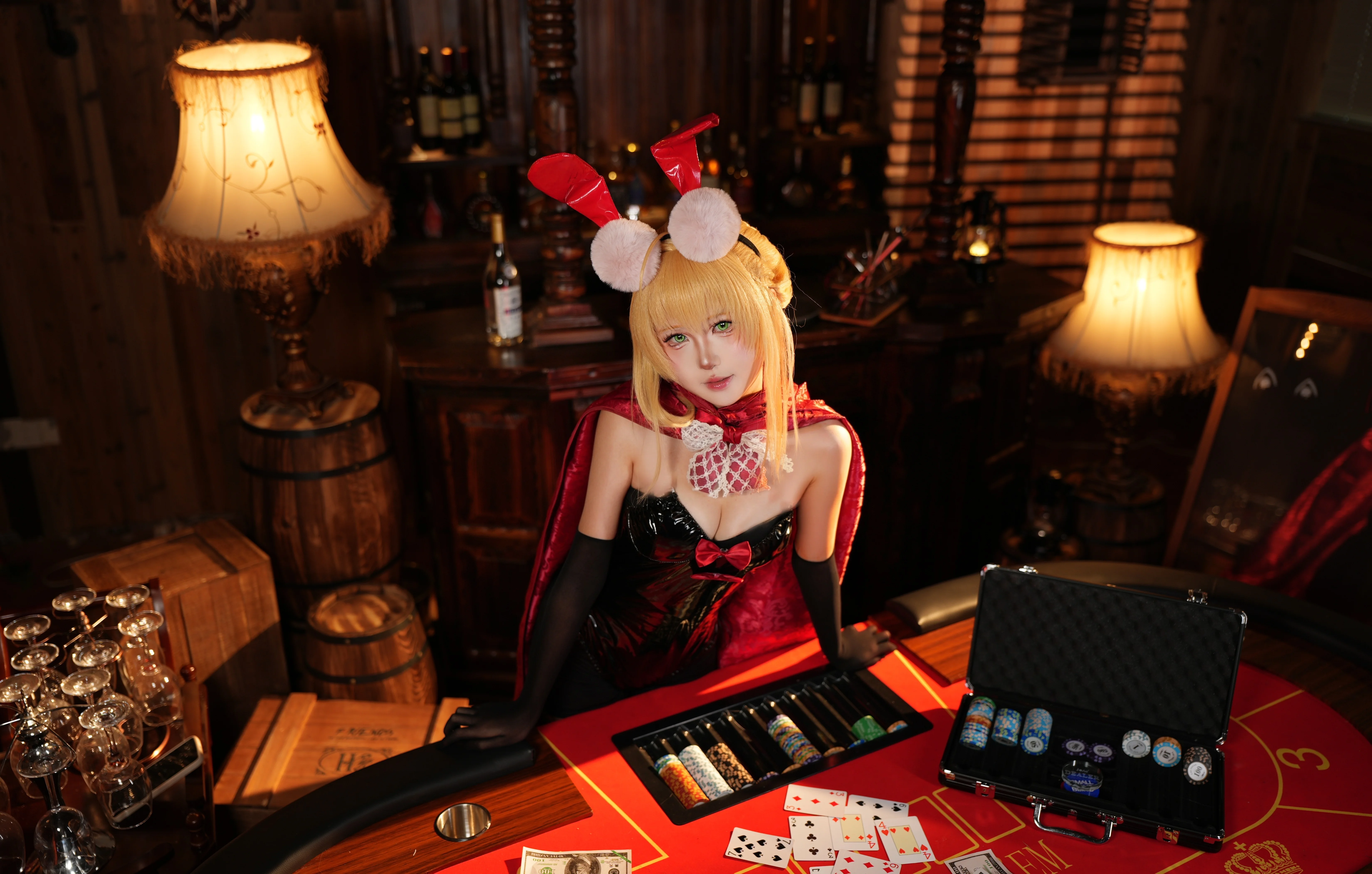【尼禄cos】FGO里的红玫瑰与复古吧台，兔女郎的优雅瞬间 - 第 4 张