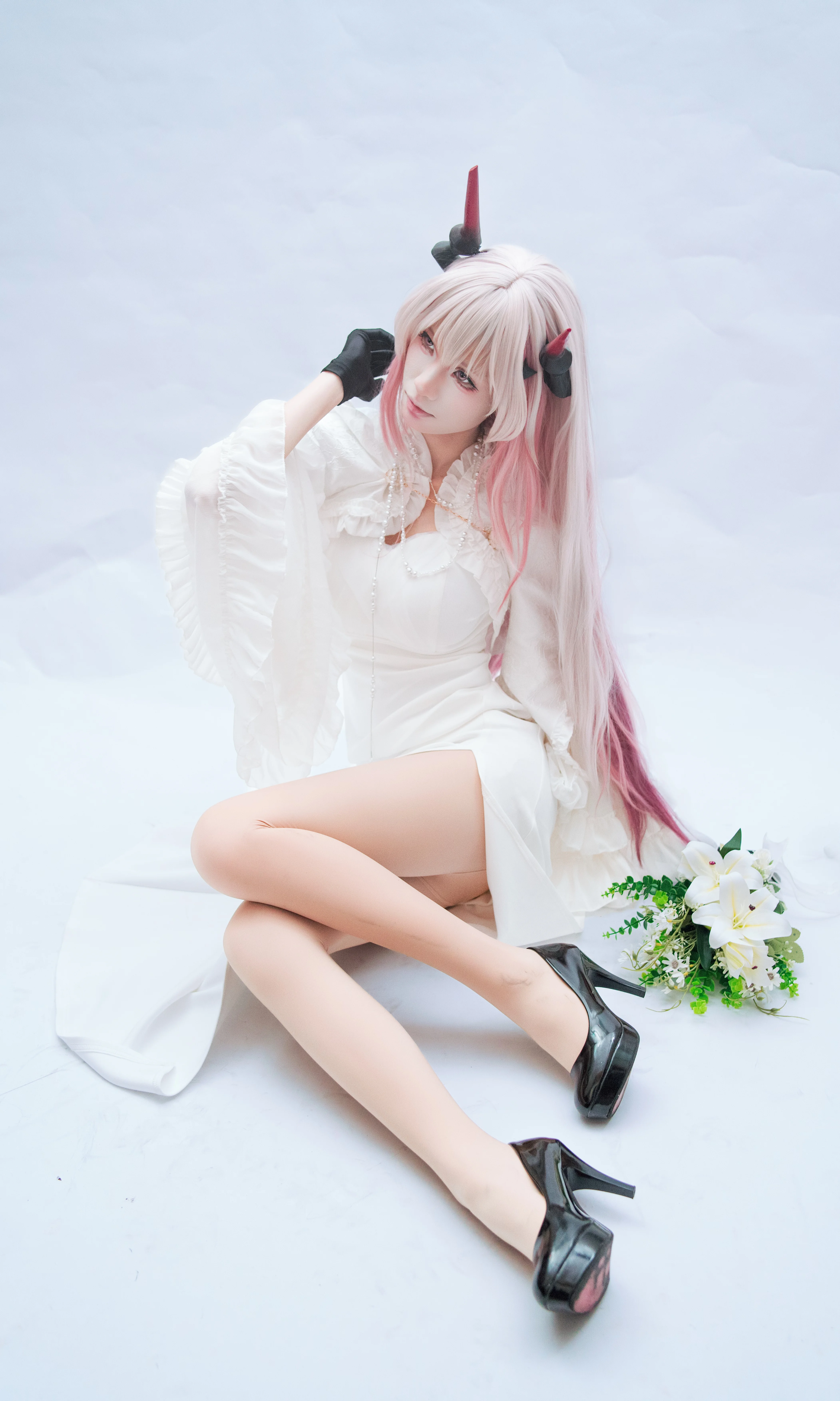 【特蕾西婭cos】明日方舟白衣造型，花束與紅角之約 - 第 1 張