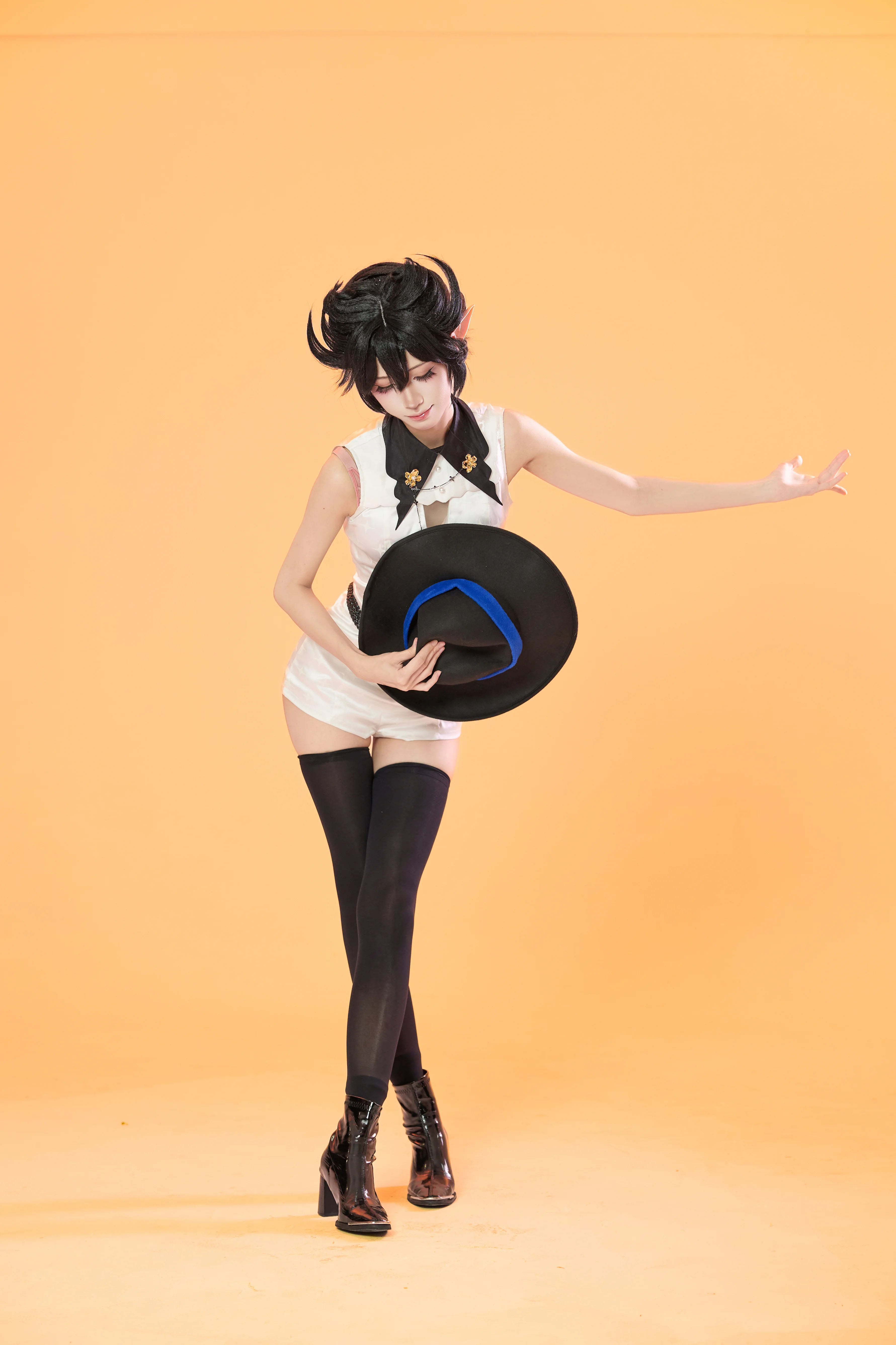 【隐德来希cos】明日方舟耀目之蓝白色棚拍动作参考 - 第 7 张