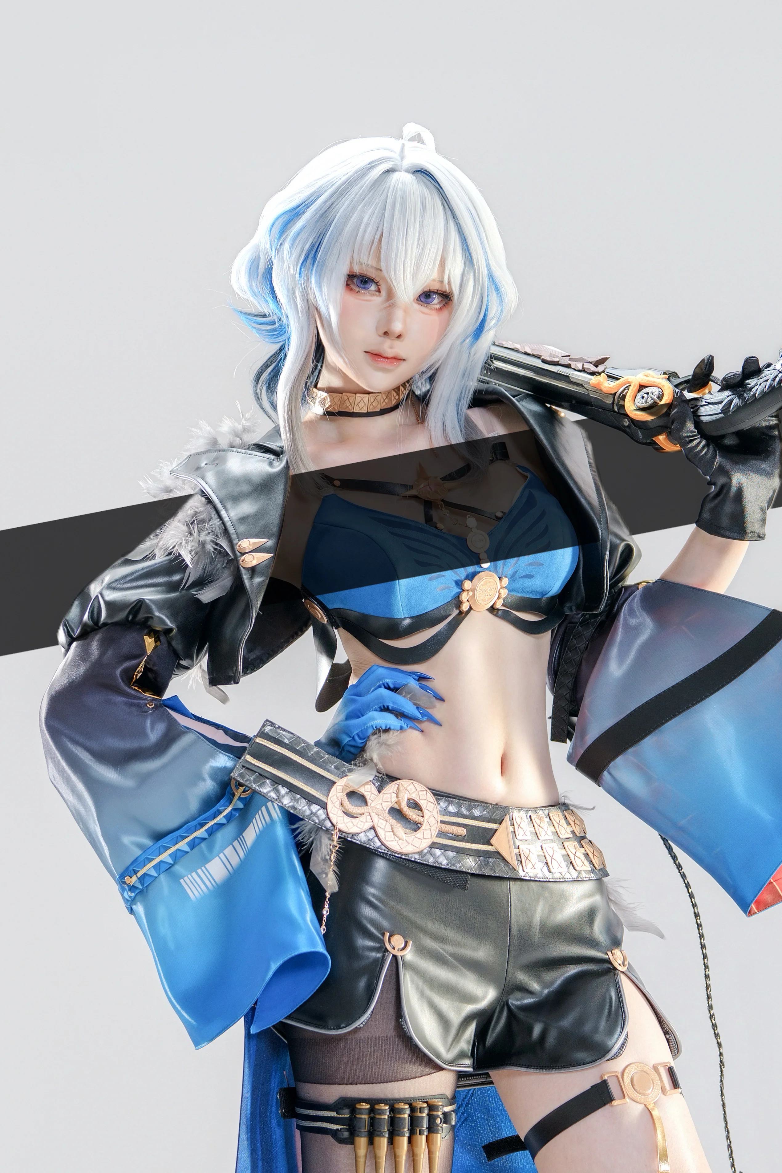 【ガルブレーナコスプレ】『鳴潮』が魅せる戦闘姿態、黒青のレザースタイルと重厚な金属質感 - 1 枚目