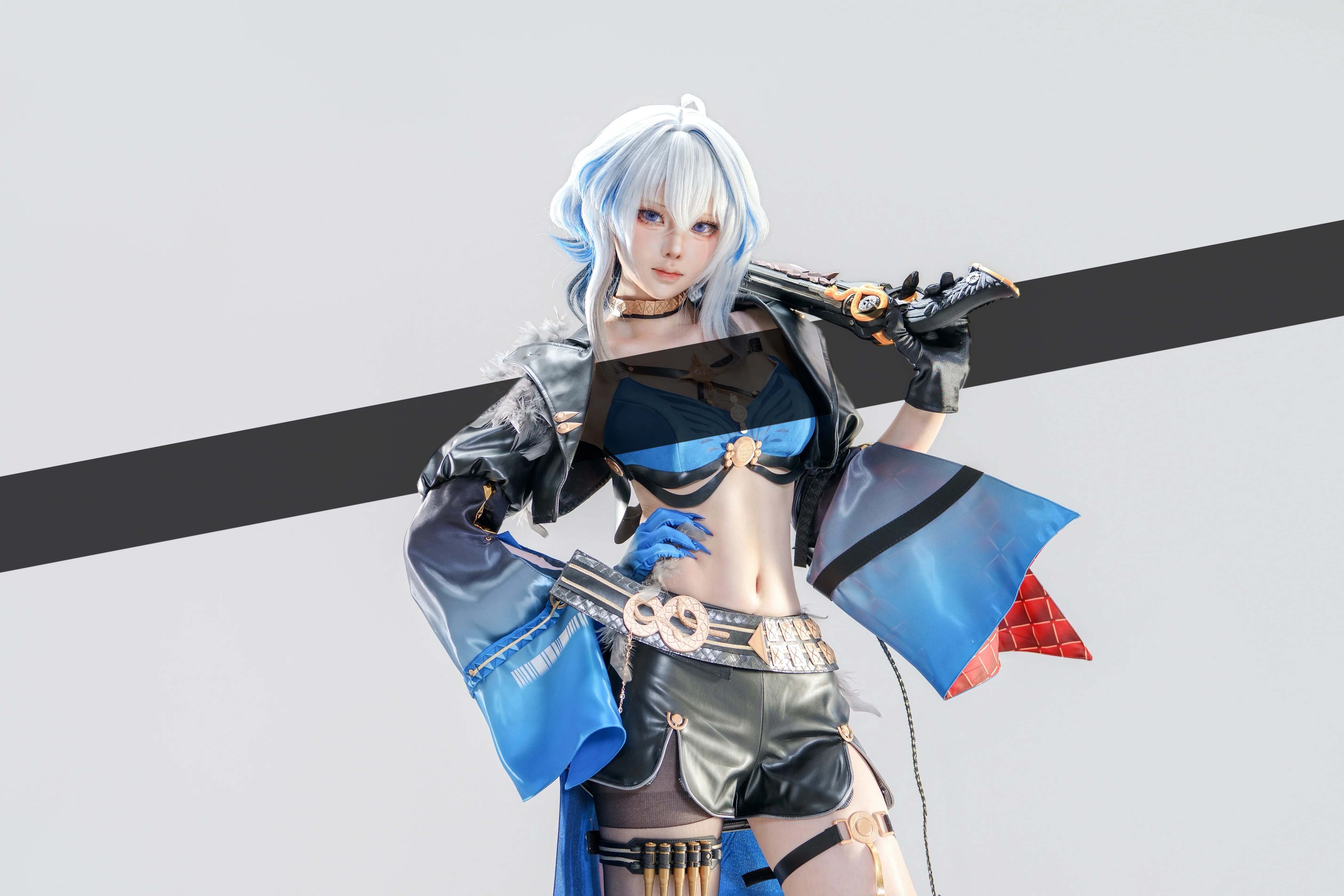 【嘉贝莉娜cos】鸣潮里的战斗姿态，黑蓝皮装与金属质感