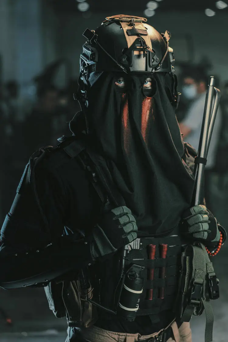【König Cosplay】Austrian Tactical Tough Guy from Call of Duty Standing at Attention at Nanning Anime Convention - Image 1