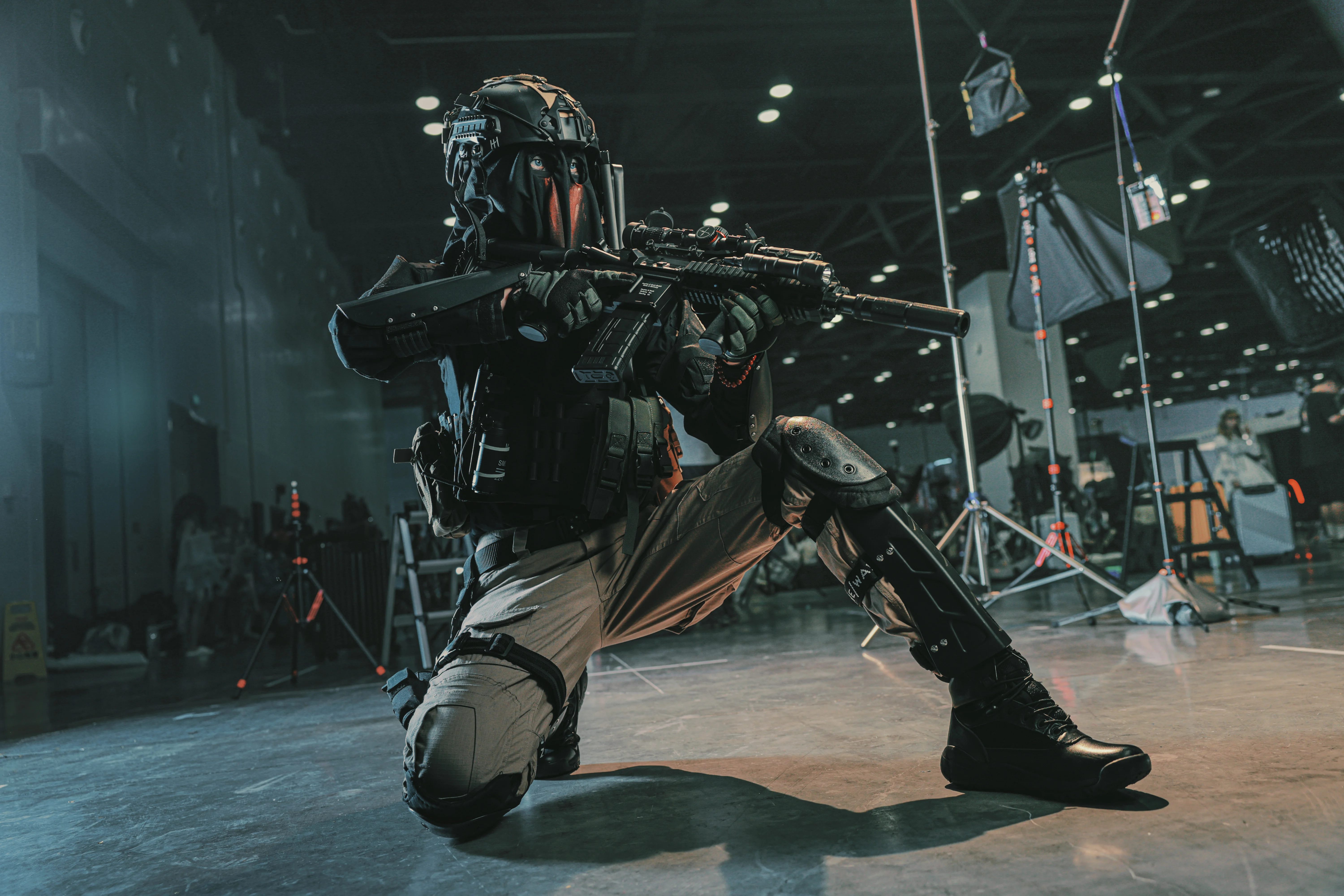 【König Cosplay】Austrian Tactical Tough Guy from Call of Duty Standing at Attention at Nanning Anime Convention - Image 2
