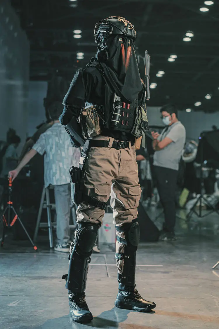 【König Cosplay】Austrian Tactical Tough Guy from Call of Duty Standing at Attention at Nanning Anime Convention - Image 3