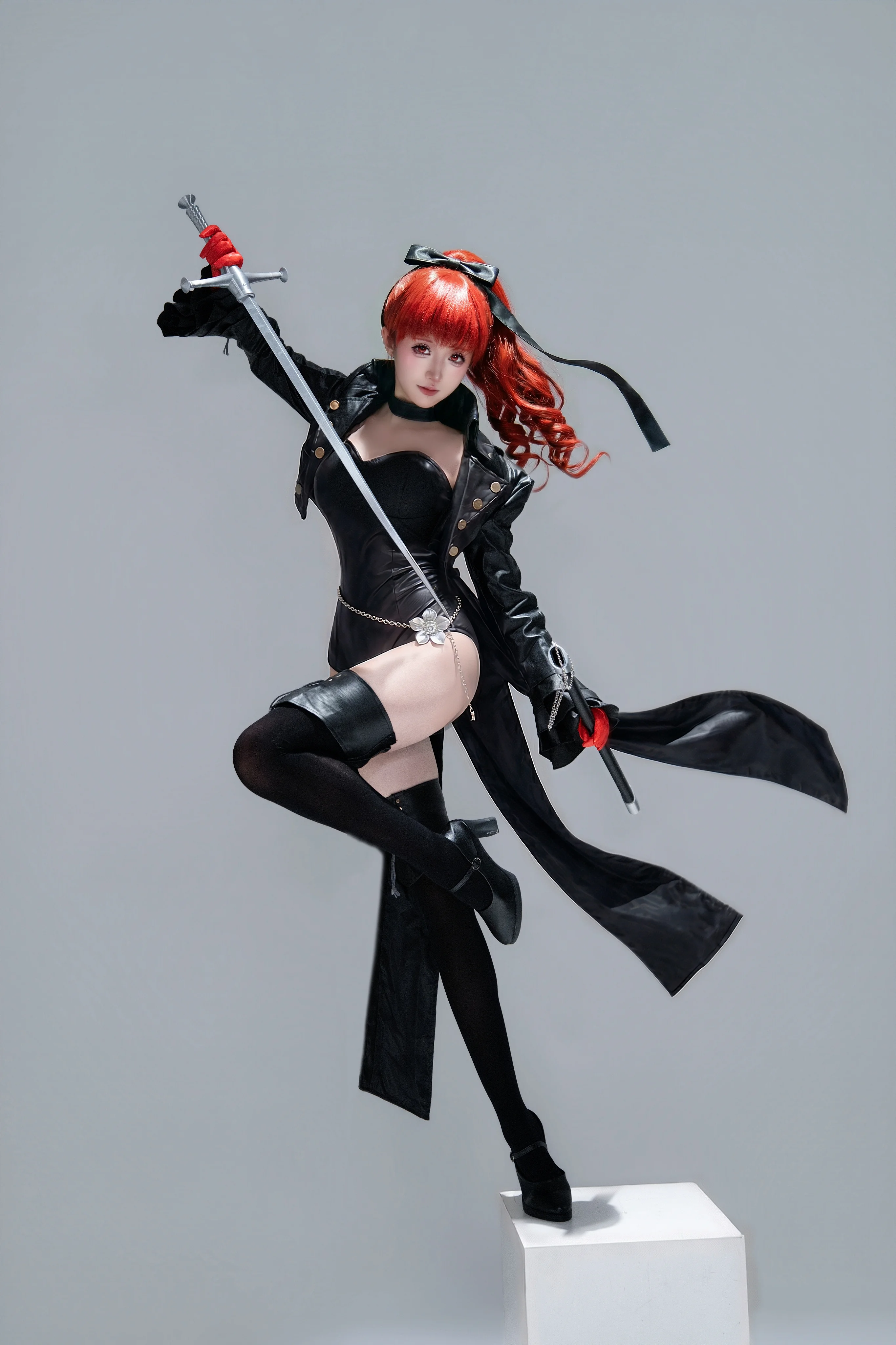 【芳泽霞cos】红发与黑皮衣，悬空定格的手办感 - 第 2 张