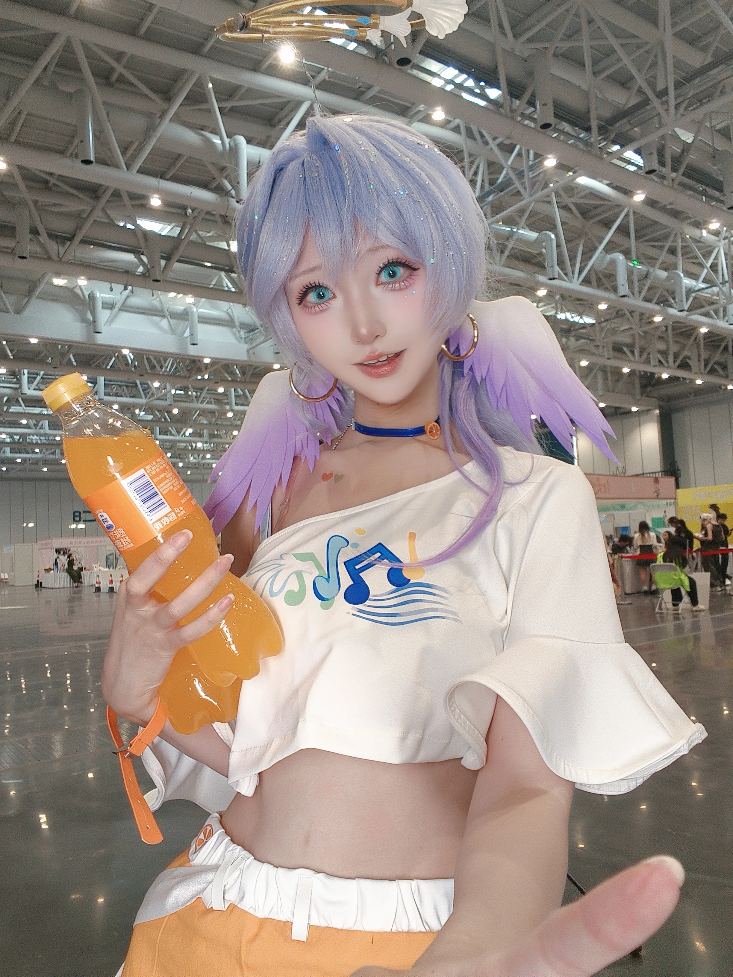 【知更鸟cos】崩坏星穹铁道联动拍摄，拿着橙汁的漫展清爽瞬间