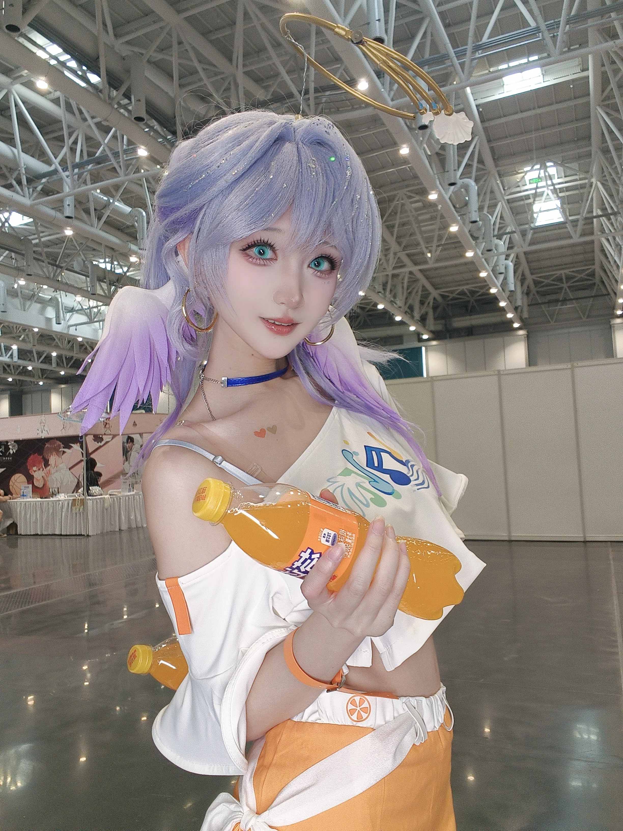 【知更鸟cos】崩坏星穹铁道联动拍摄，拿着橙汁的漫展清爽瞬间 - 第 3 张