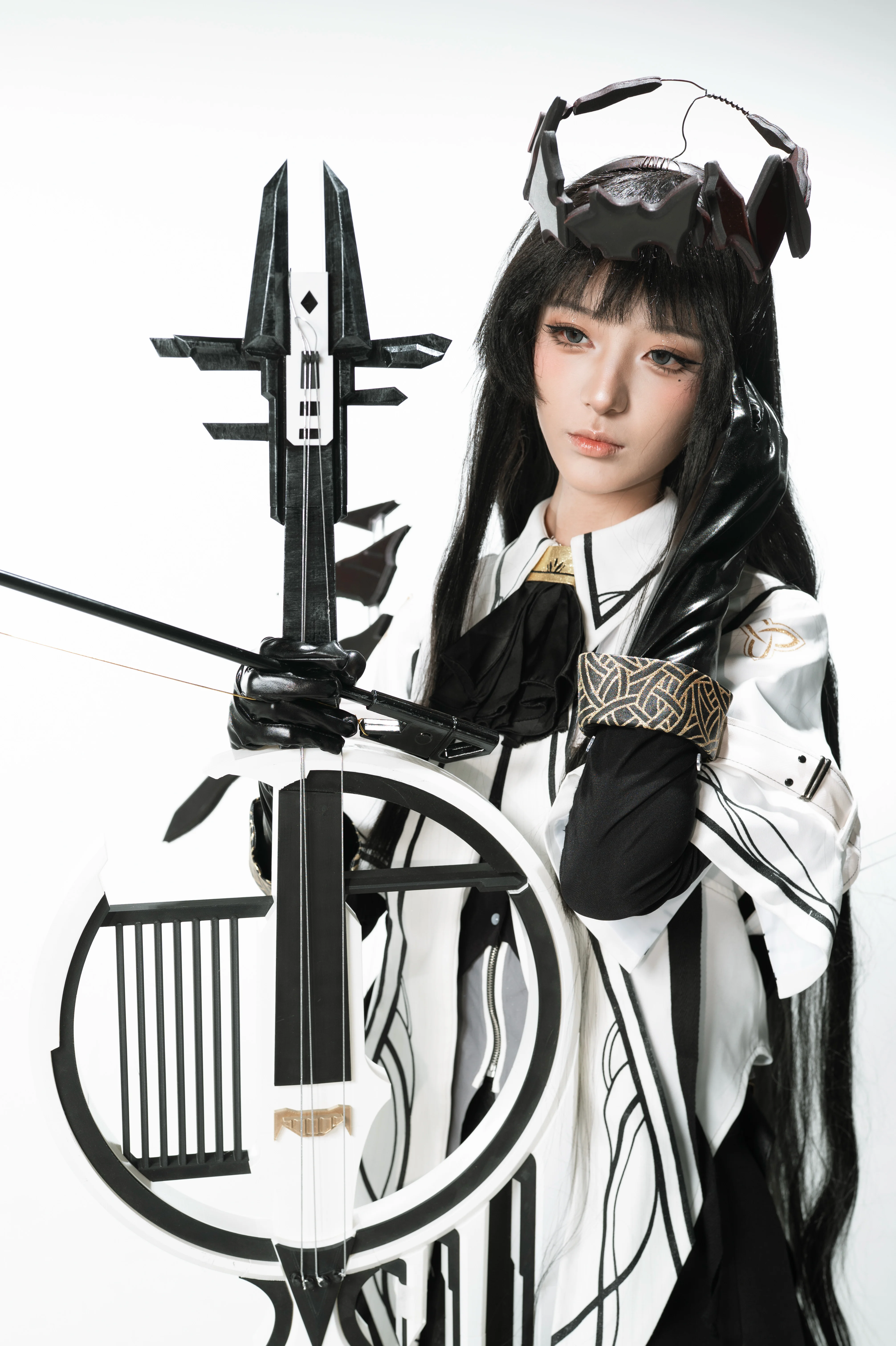 【Arturia Cosplay】Geometric Strings and Minimalist Black and White in Arknights - Image 1