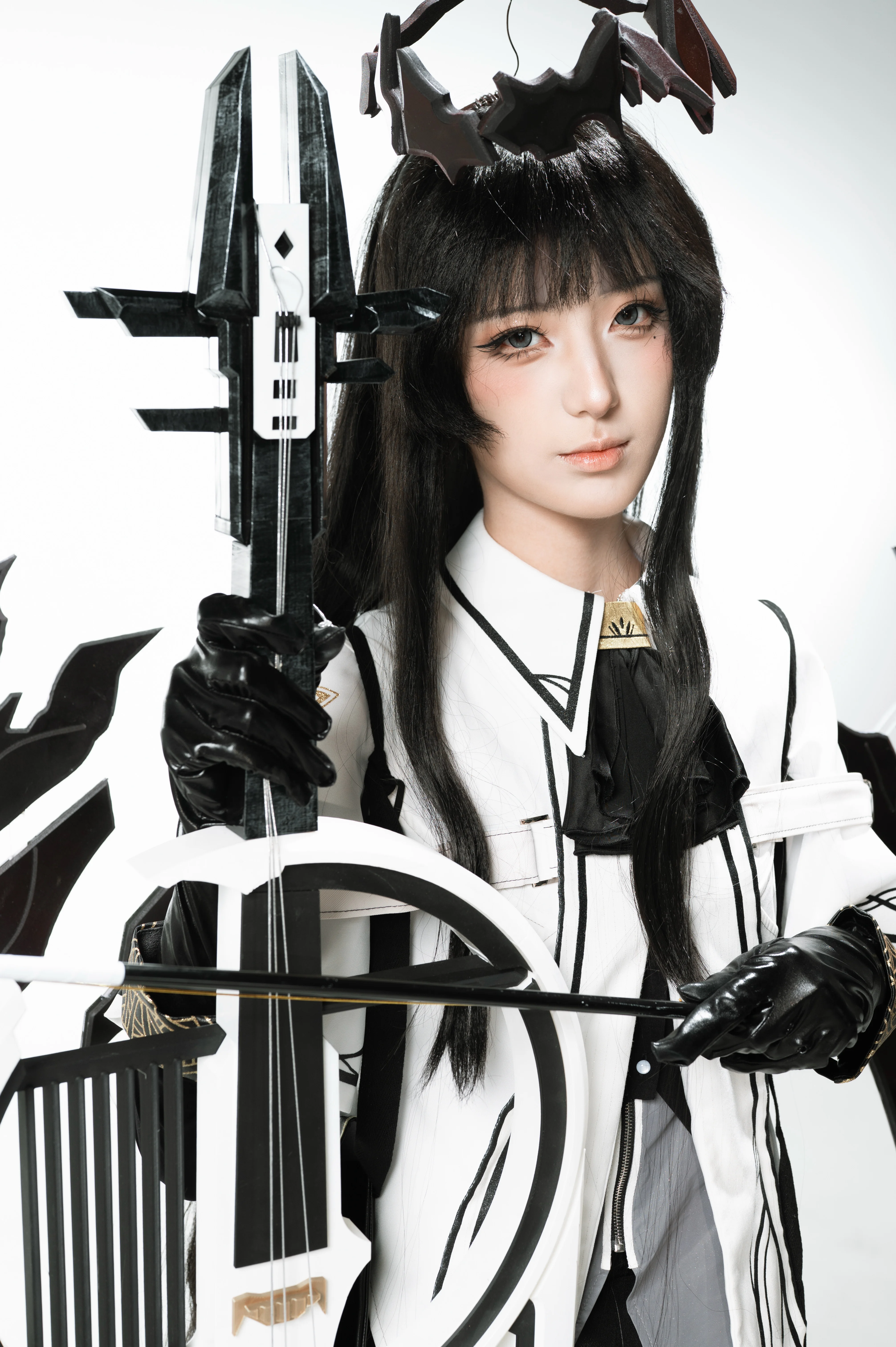 【Arturia Cosplay】Geometric Strings and Minimalist Black and White in Arknights - Image 2
