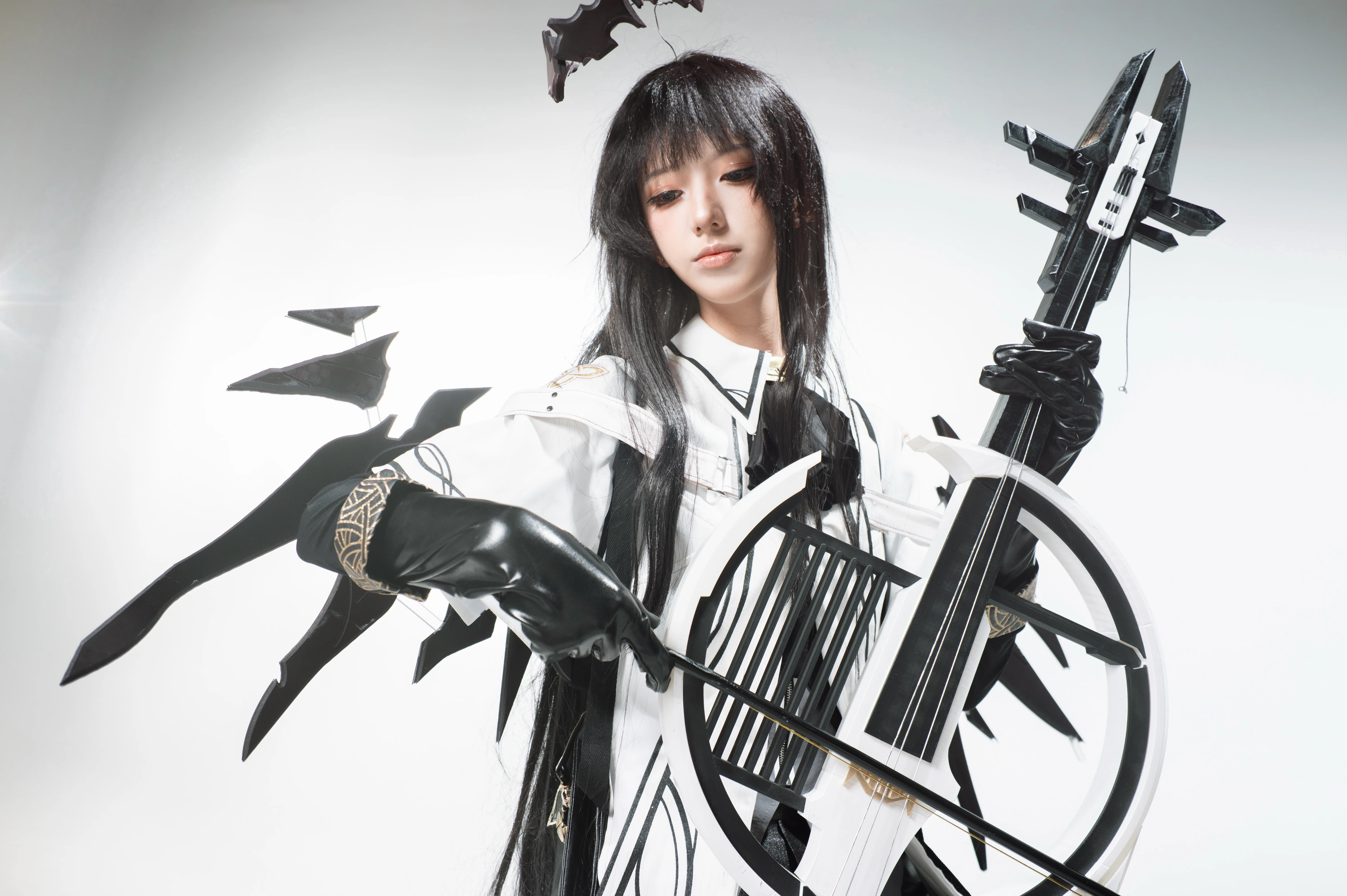 【Arturia Cosplay】Geometric Strings and Minimalist Black and White in Arknights - Image 3