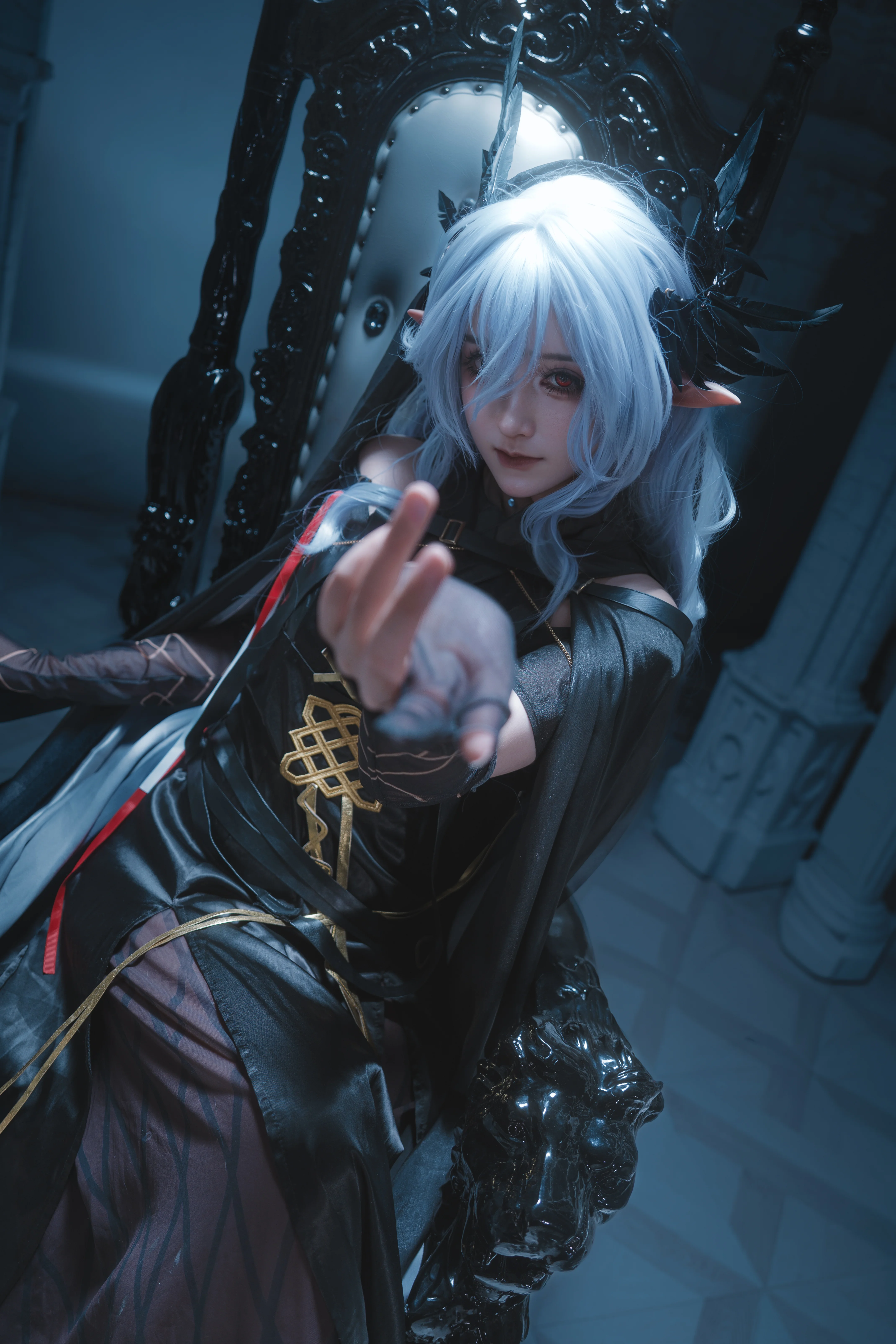 [Laqeramaline Cosplay] Arknights' Cold Queen, a Glance Back from the Throne Under Silver Hair and Red Eyes