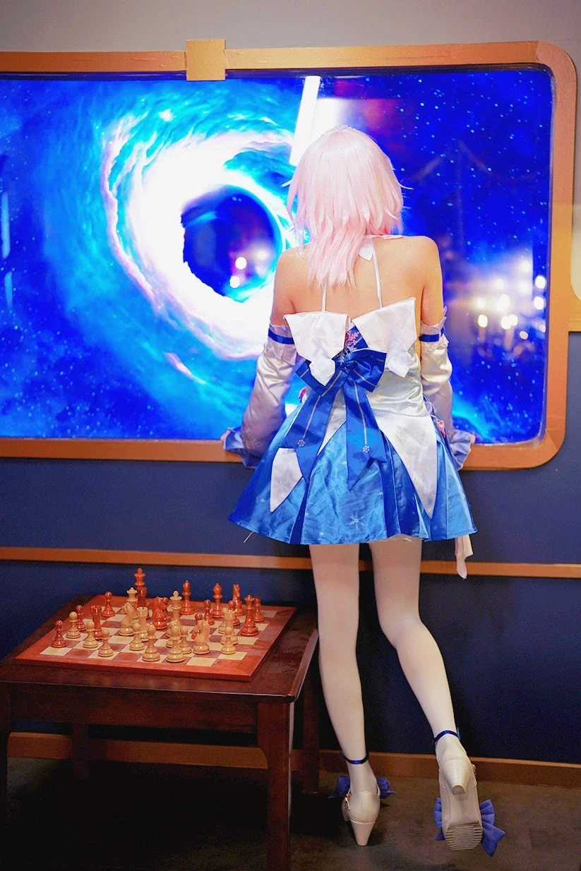 【三月七cos】星穹列车上的蓝白礼服，背身定格在漩涡前