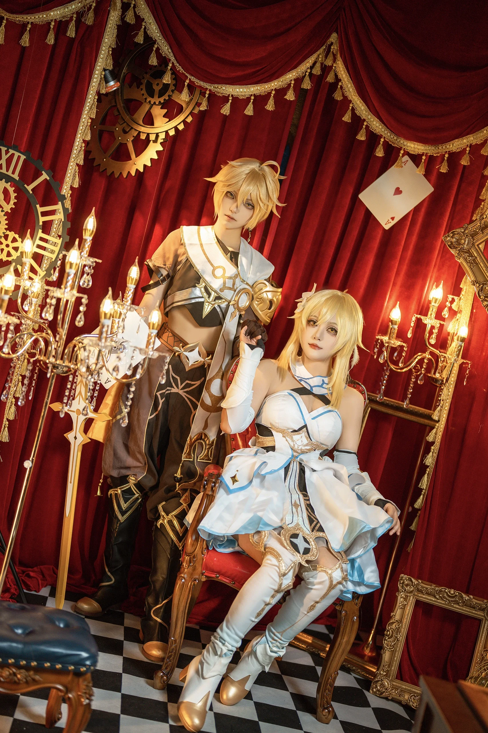 【空と蛍のコスプレ】原神双子の依頼撮影、赤いベルベットのセットと白ホリの二重の表現 - 1 枚目