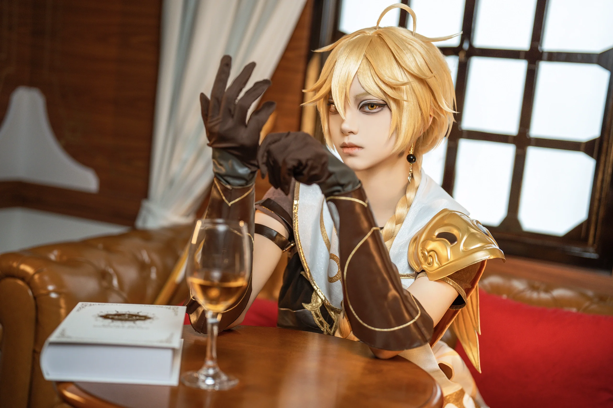 【空と蛍のコスプレ】原神双子の依頼撮影、赤いベルベットのセットと白ホリの二重の表現 - 2 枚目