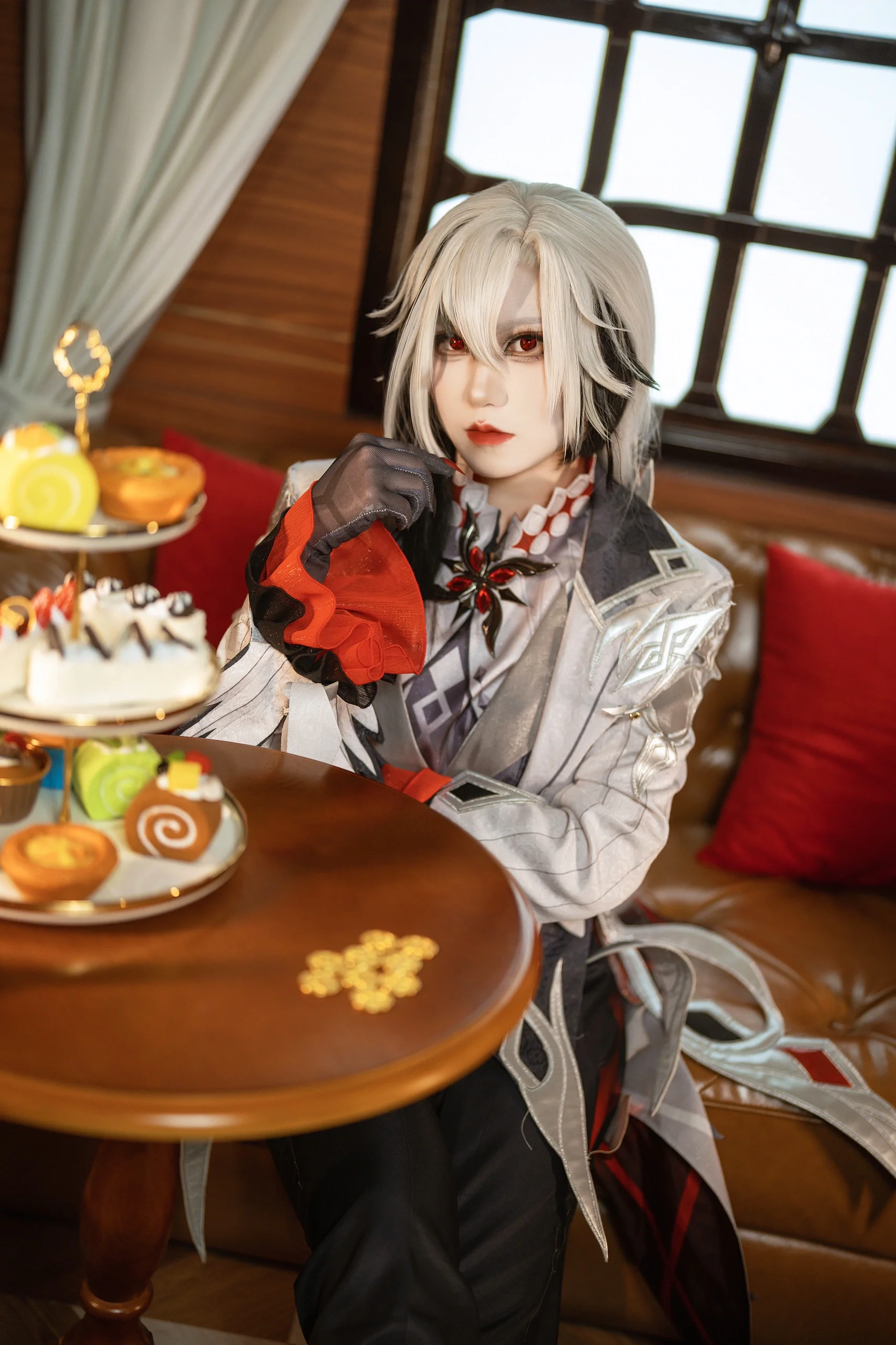 【阿蕾奇诺cos】原神里冷酷与优雅交织的角色演绎 - 第 6 张