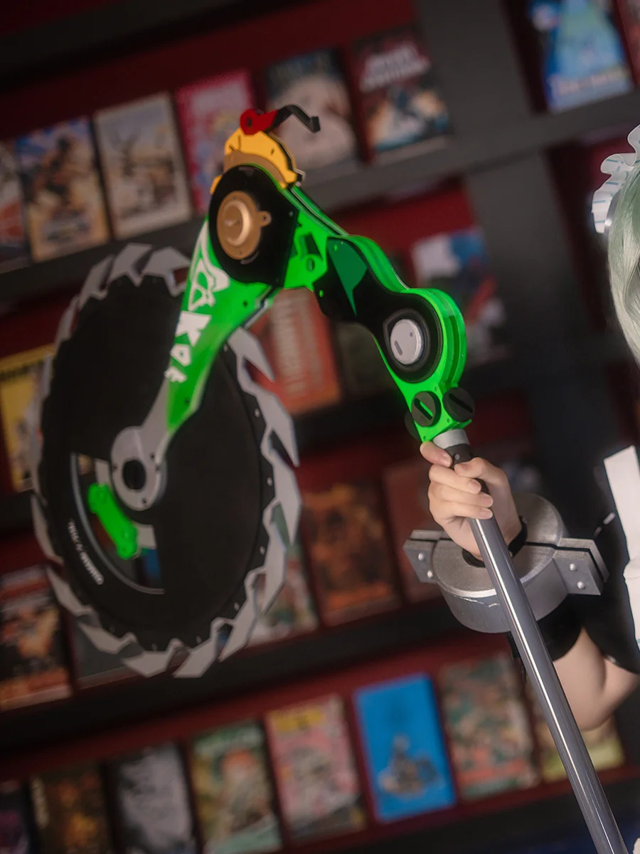 【カリン コスプレ】ゼンレスゾーンゼロのテックウェア風メイド、チェンソーを構える圧迫感 - 1 枚目