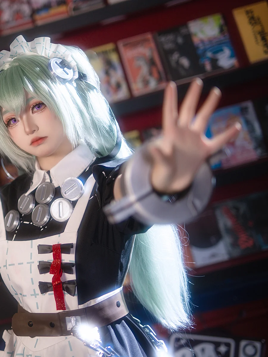 【カリン コスプレ】ゼンレスゾーンゼロのテックウェア風メイド、チェンソーを構える圧迫感 - 2 枚目