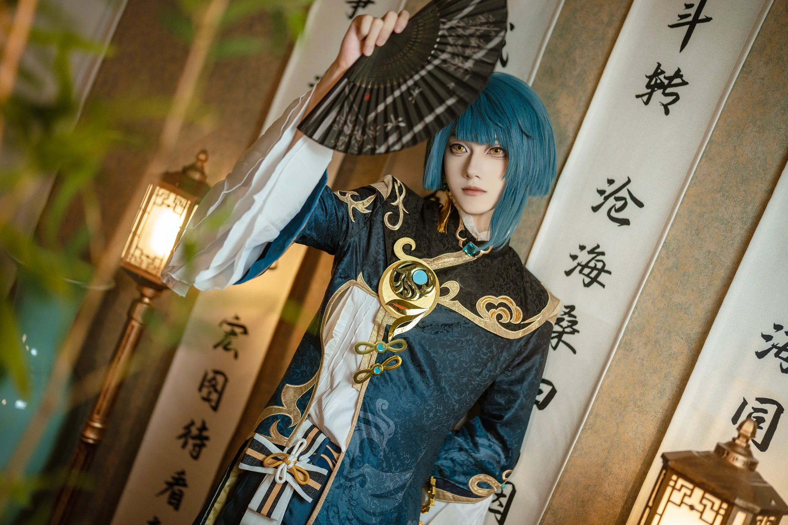 【行秋コスプレ】扇を揺らし、剣を執り、兵法を行く――客舎の個室で過ごす憩いのひととき - 1 枚目