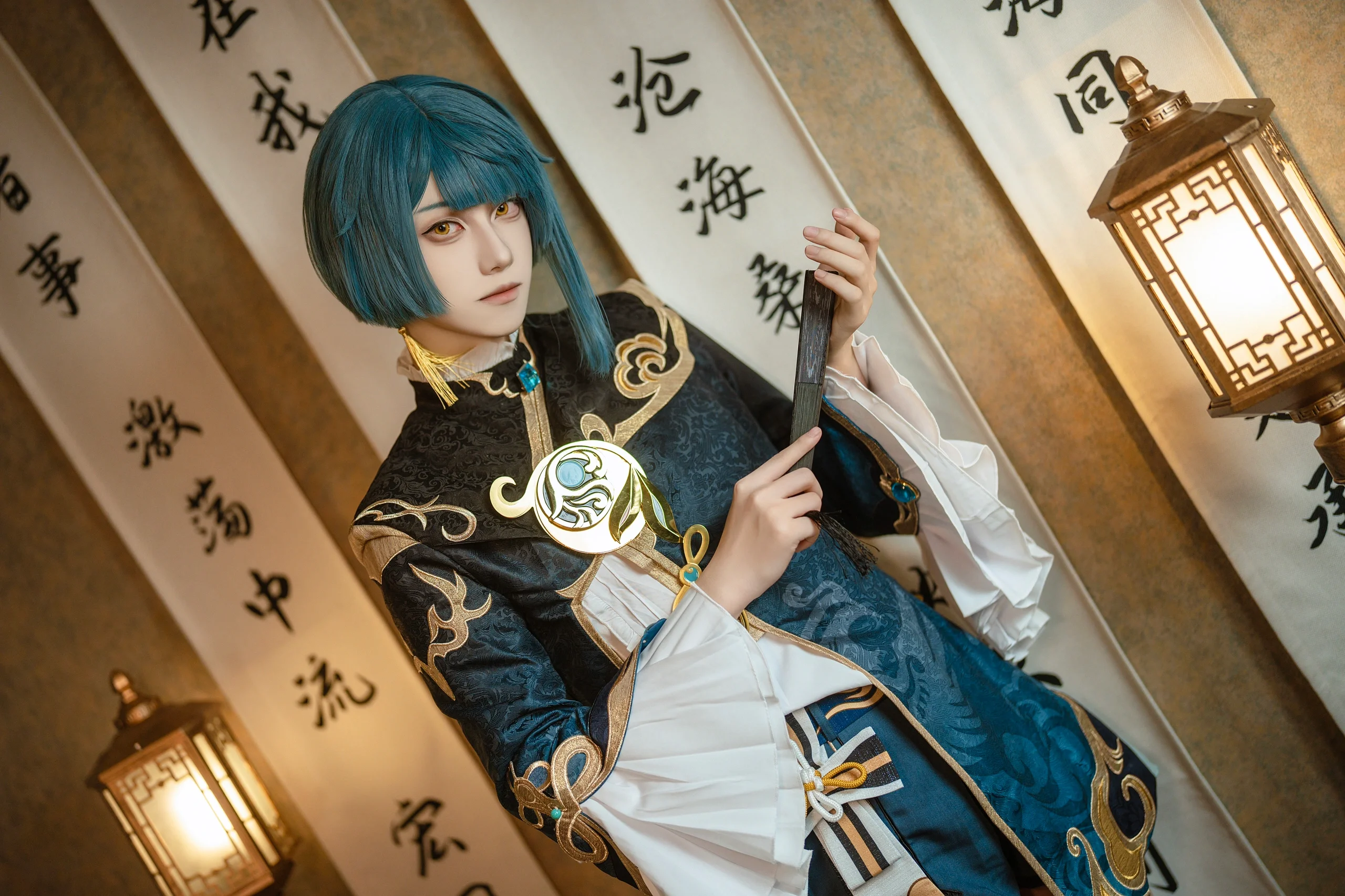 【行秋コスプレ】扇を揺らし、剣を執り、兵法を行く――客舎の個室で過ごす憩いのひととき - 2 枚目