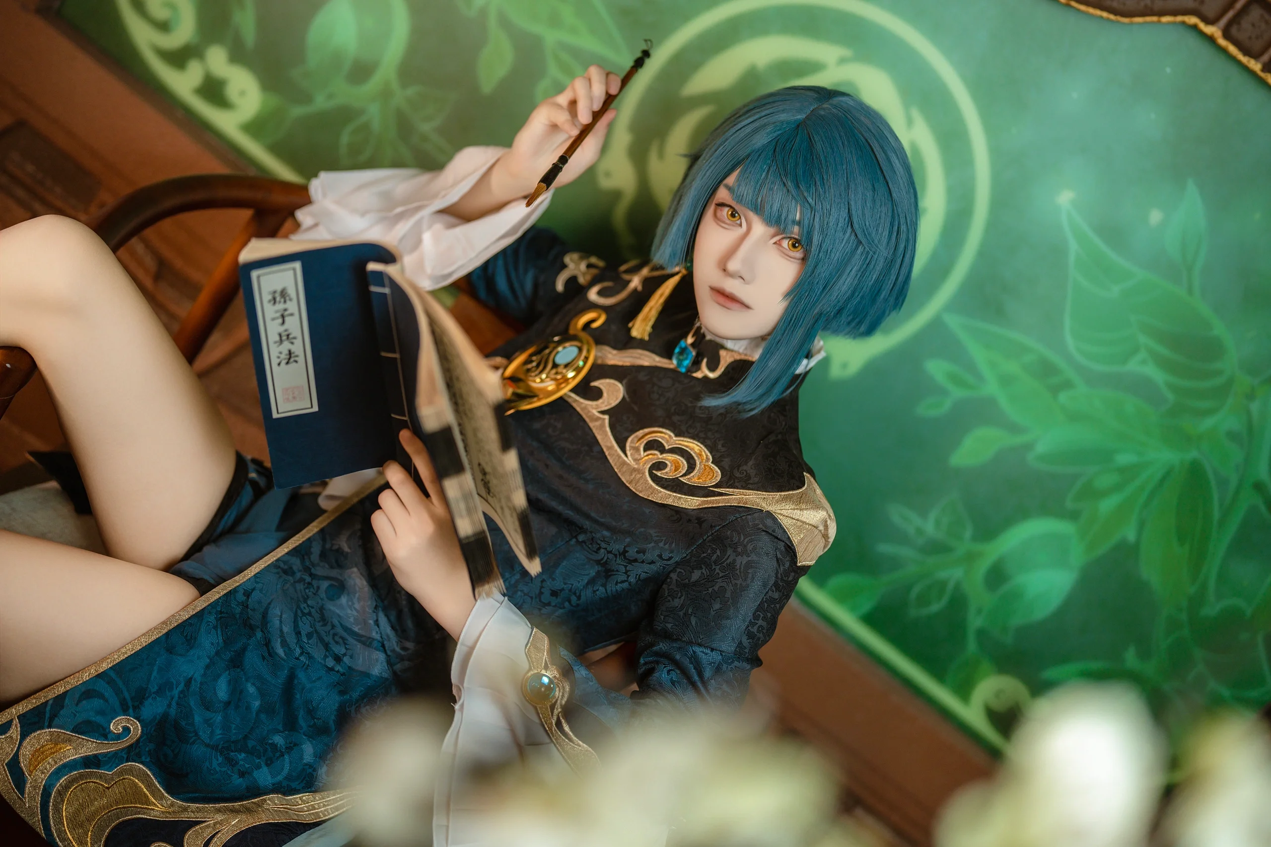 【行秋コスプレ】扇を揺らし、剣を執り、兵法を行く――客舎の個室で過ごす憩いのひととき - 3 枚目