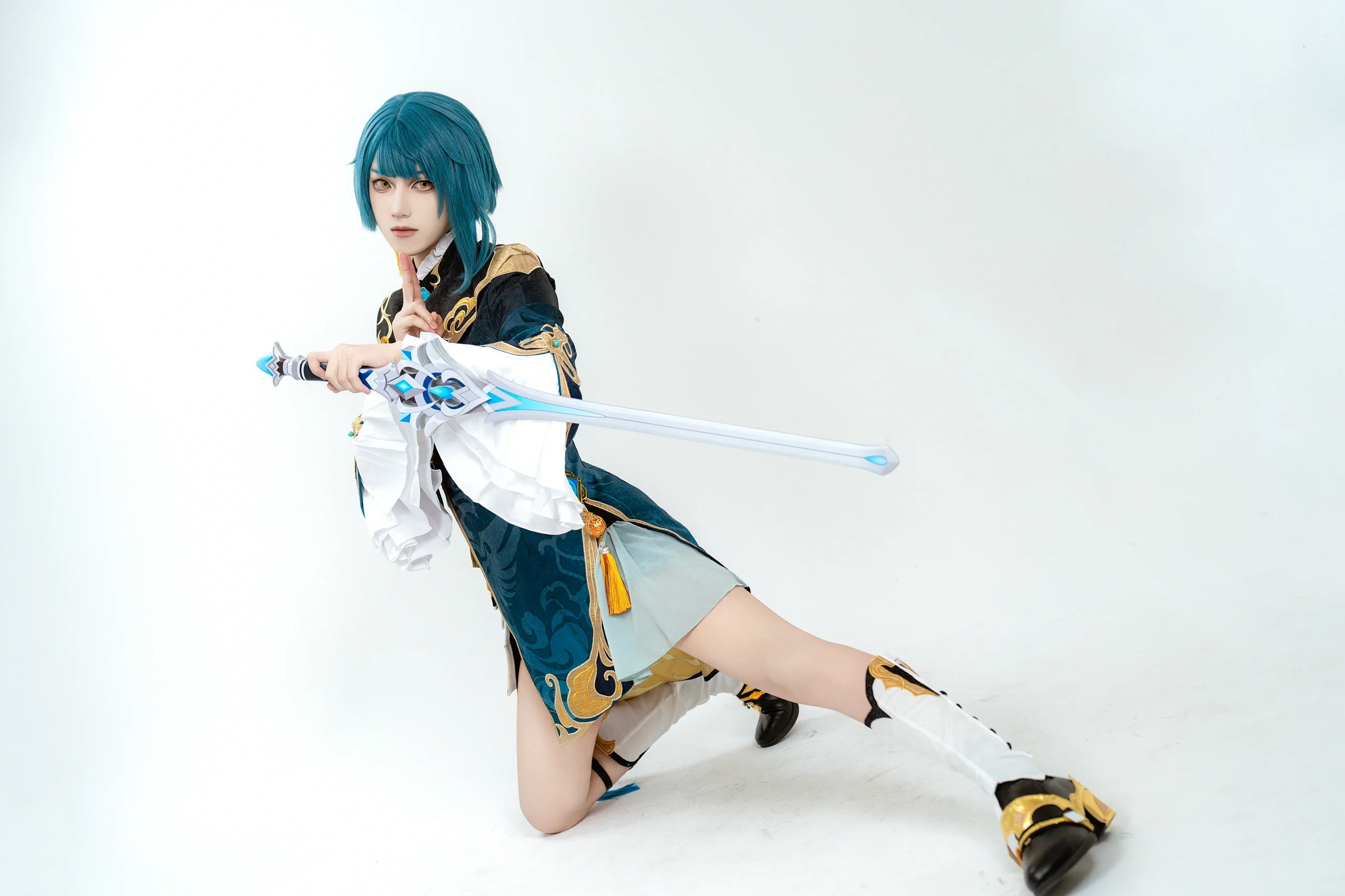 【行秋コスプレ】扇を揺らし、剣を執り、兵法を行く――客舎の個室で過ごす憩いのひととき - 4 枚目