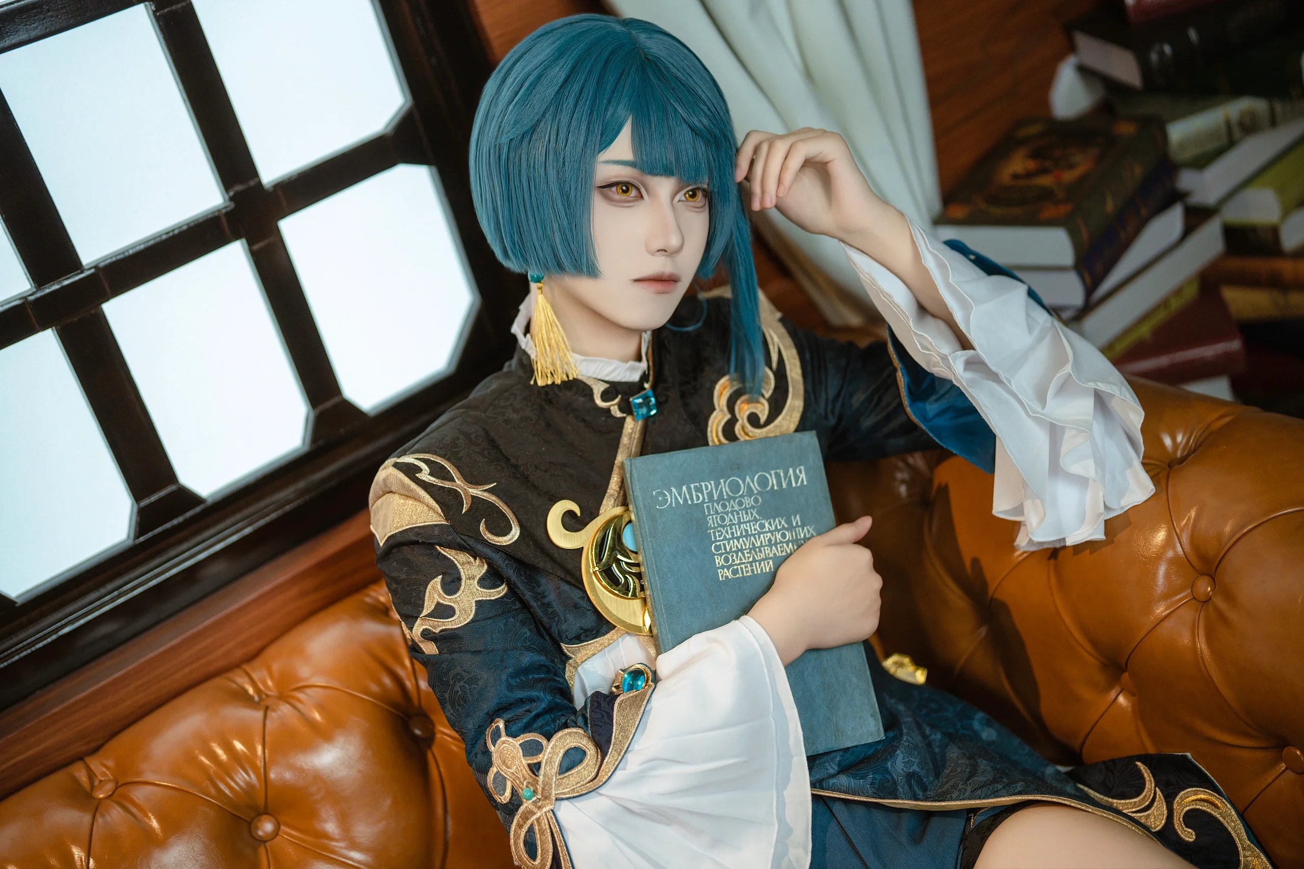 【行秋コスプレ】扇を揺らし、剣を執り、兵法を行く――客舎の個室で過ごす憩いのひととき - 6 枚目