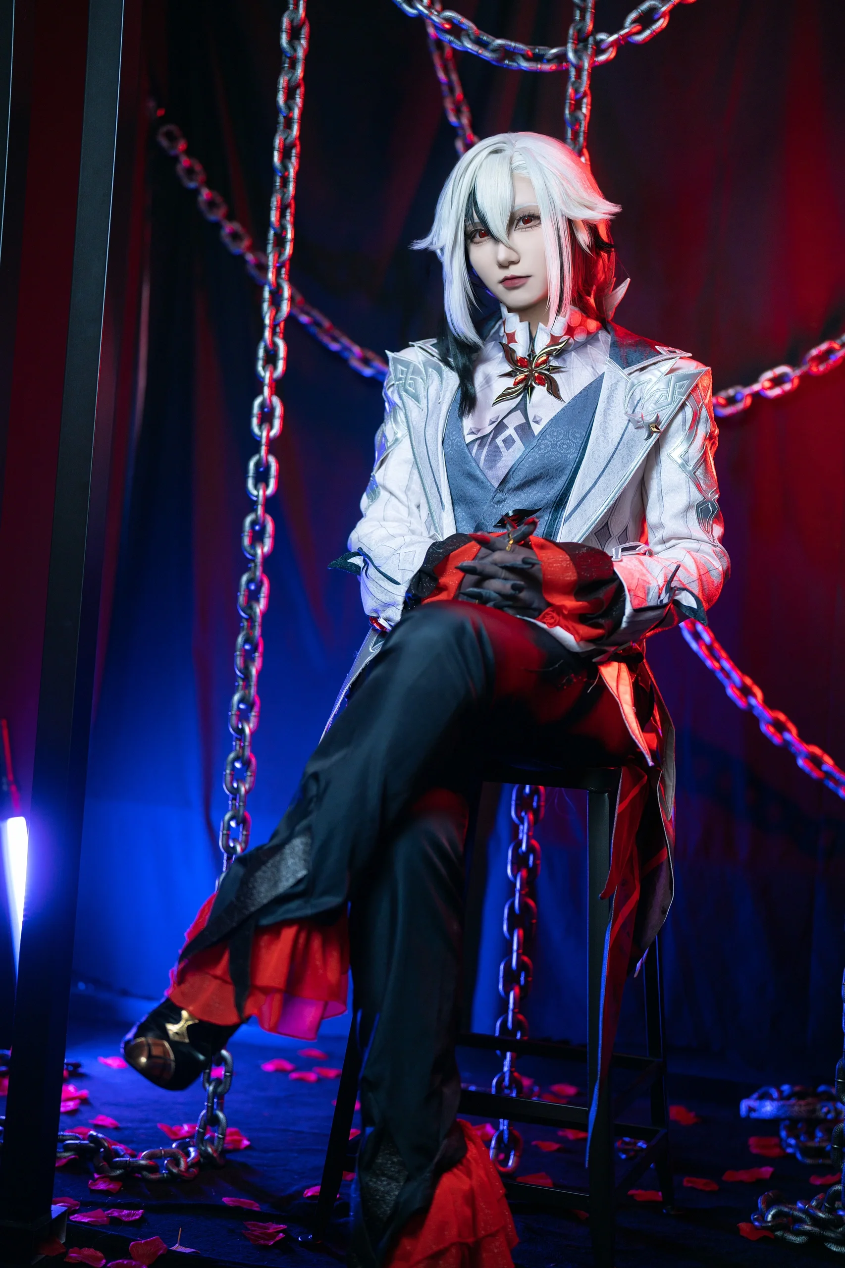 [Arlecchino Cosplay] Genshin Impact Knave, a Cold Moment Under Chains and Red-Blue Light and Shadow - Image 2