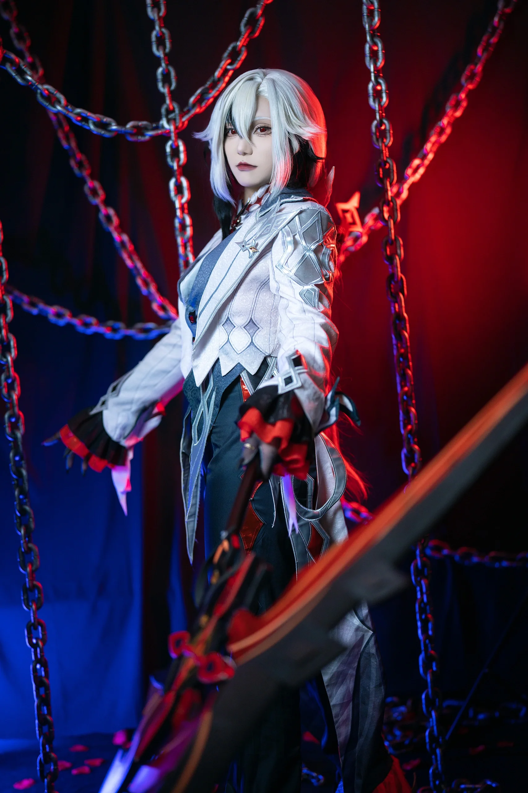 [Arlecchino Cosplay] Genshin Impact Knave, a Cold Moment Under Chains and Red-Blue Light and Shadow - Image 3