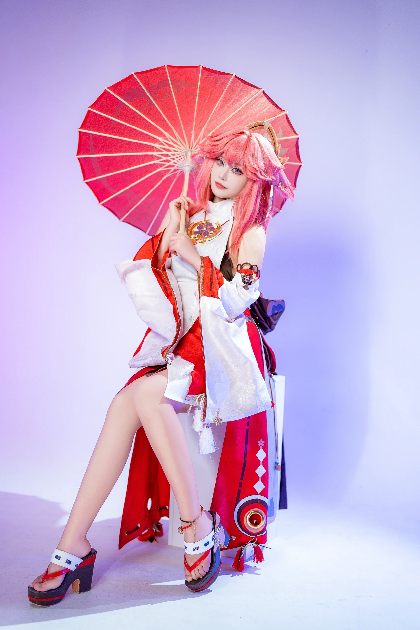 【八重神子cos】粉色发丝与红白巫女服，定格原神棚拍瞬间 - 第 1 张
