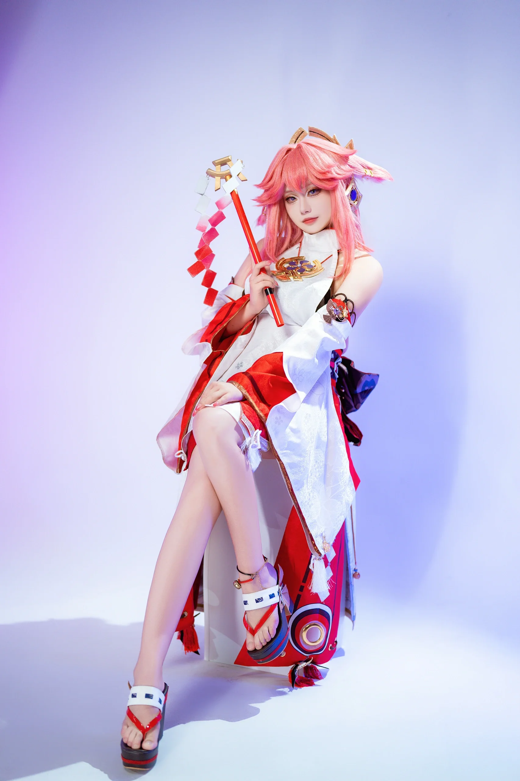 【八重神子cos】粉色发丝与红白巫女服，定格原神棚拍瞬间 - 第 2 张