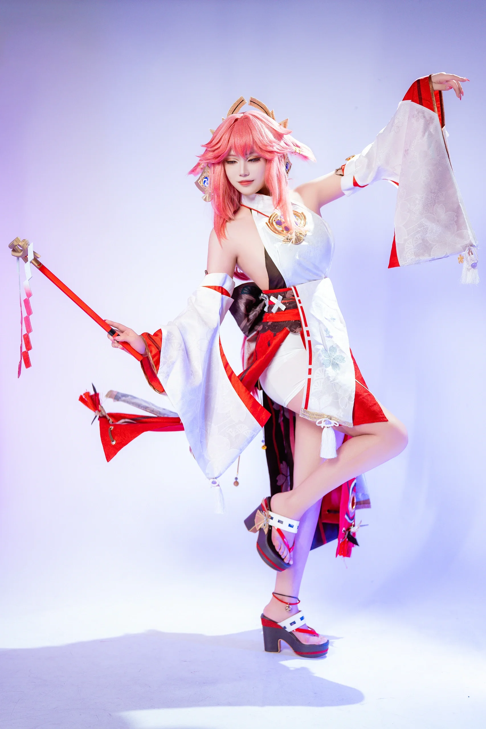 【八重神子cos】粉色发丝与红白巫女服，定格原神棚拍瞬间 - 第 3 张