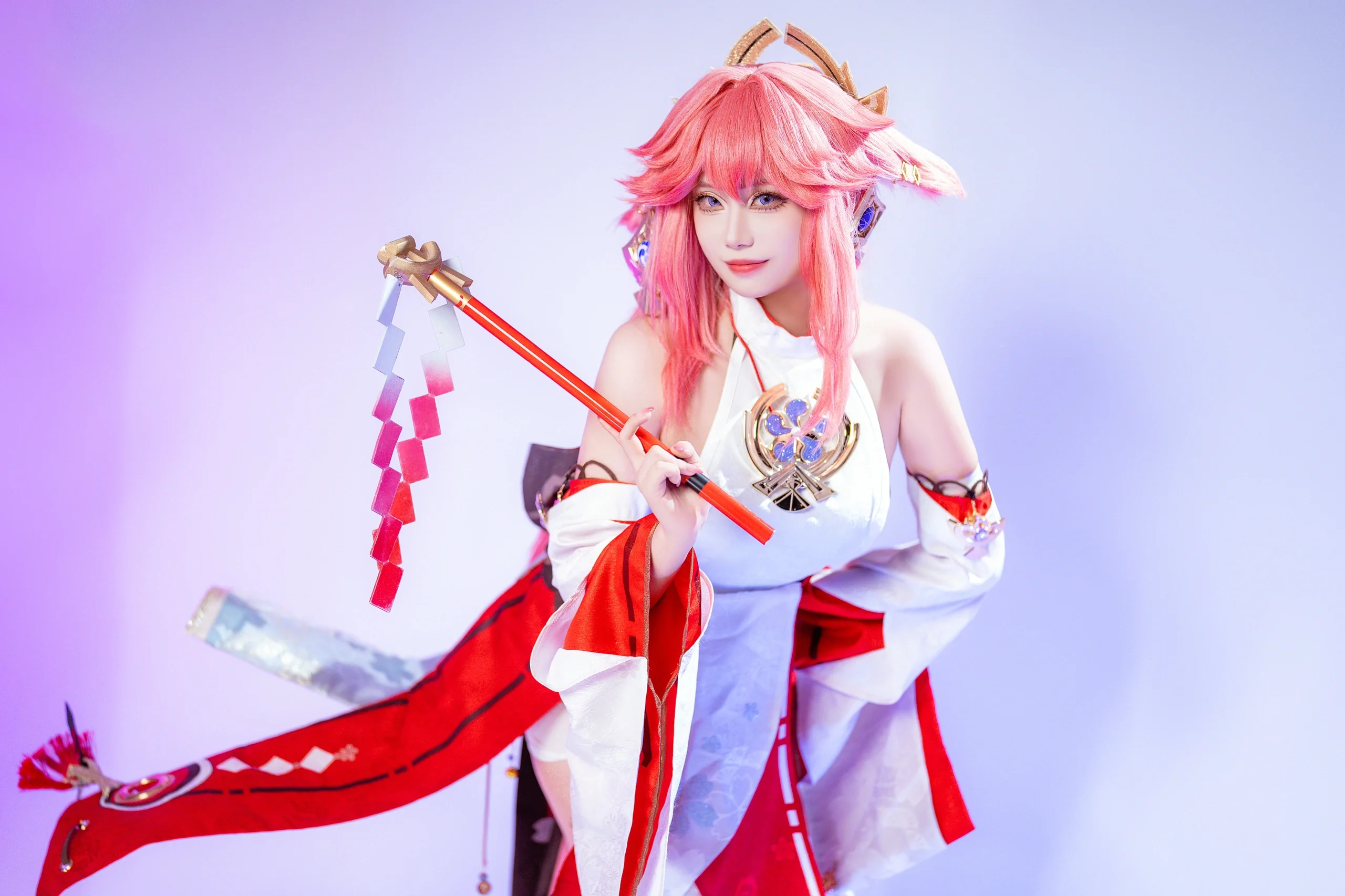 【八重神子cos】粉色发丝与红白巫女服，定格原神棚拍瞬间 - 第 4 张