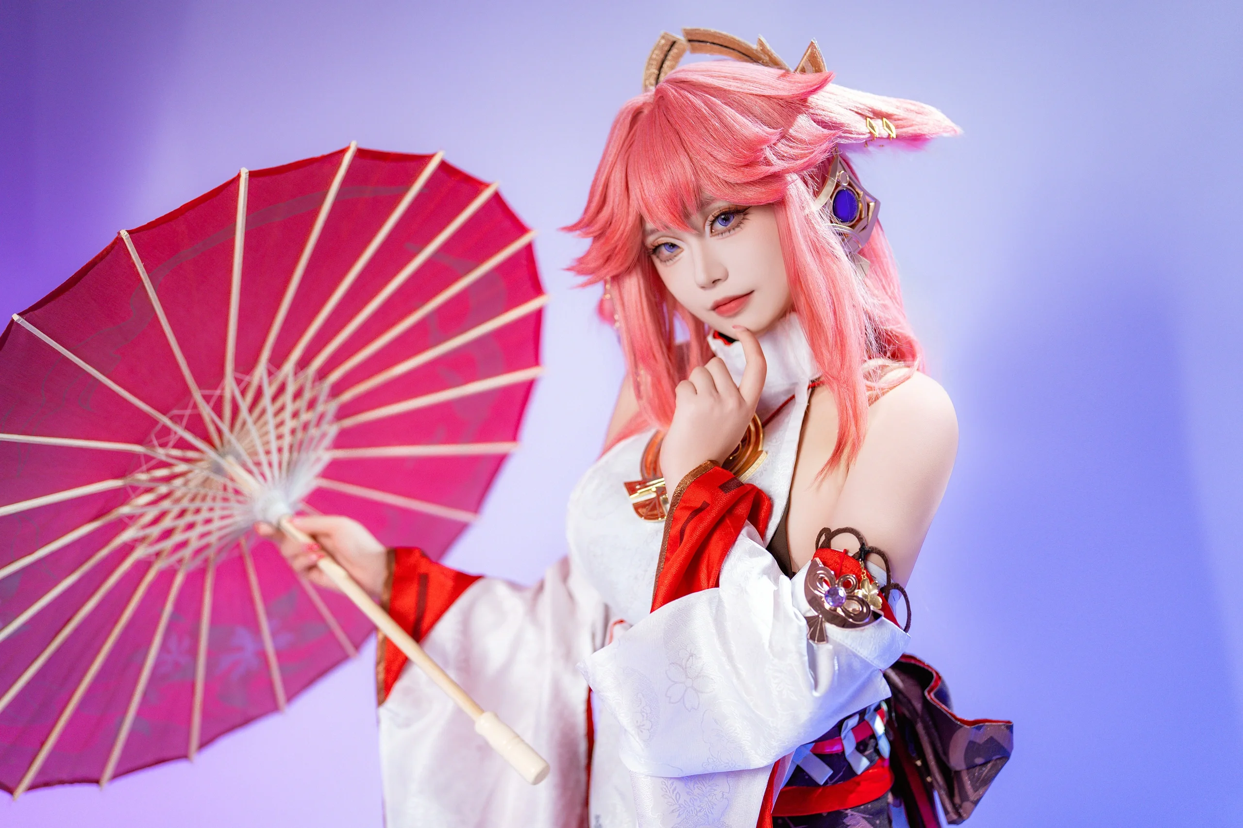 【八重神子cos】粉色发丝与红白巫女服，定格原神棚拍瞬间