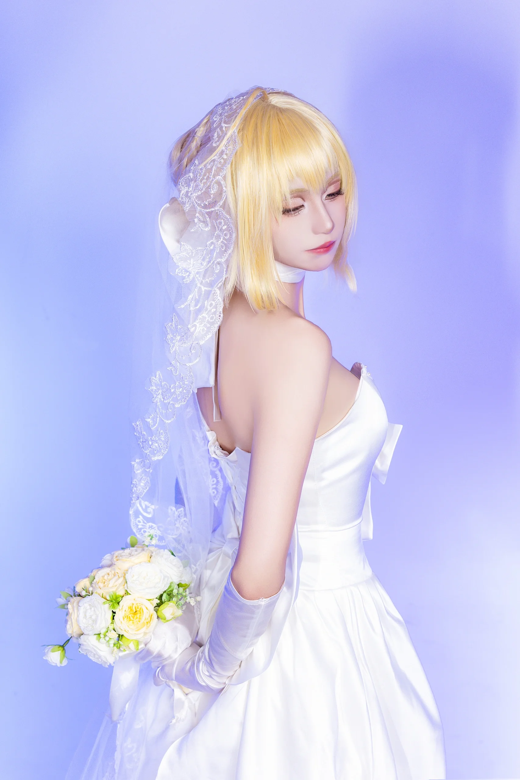 【セイバー コスプレ】純白のウェディングドレスを纏いし騎士王、ピアノの前の静寂の瞬間 - 1 枚目