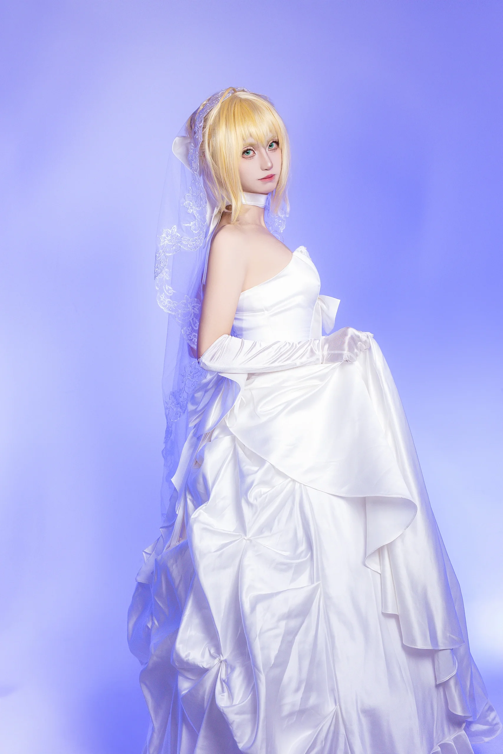 【セイバー コスプレ】純白のウェディングドレスを纏いし騎士王、ピアノの前の静寂の瞬間 - 2 枚目