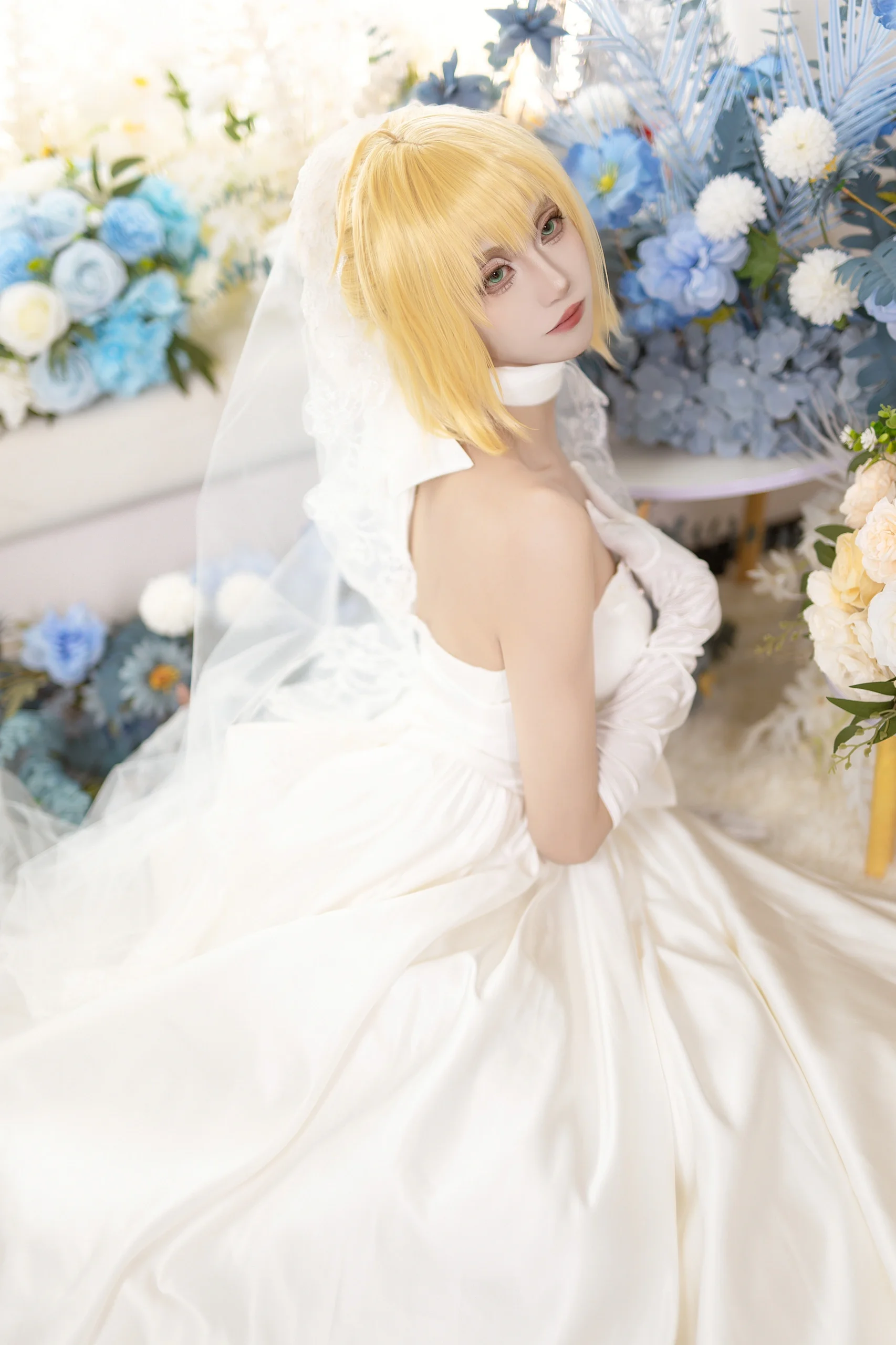 【セイバー コスプレ】純白のウェディングドレスを纏いし騎士王、ピアノの前の静寂の瞬間 - 3 枚目