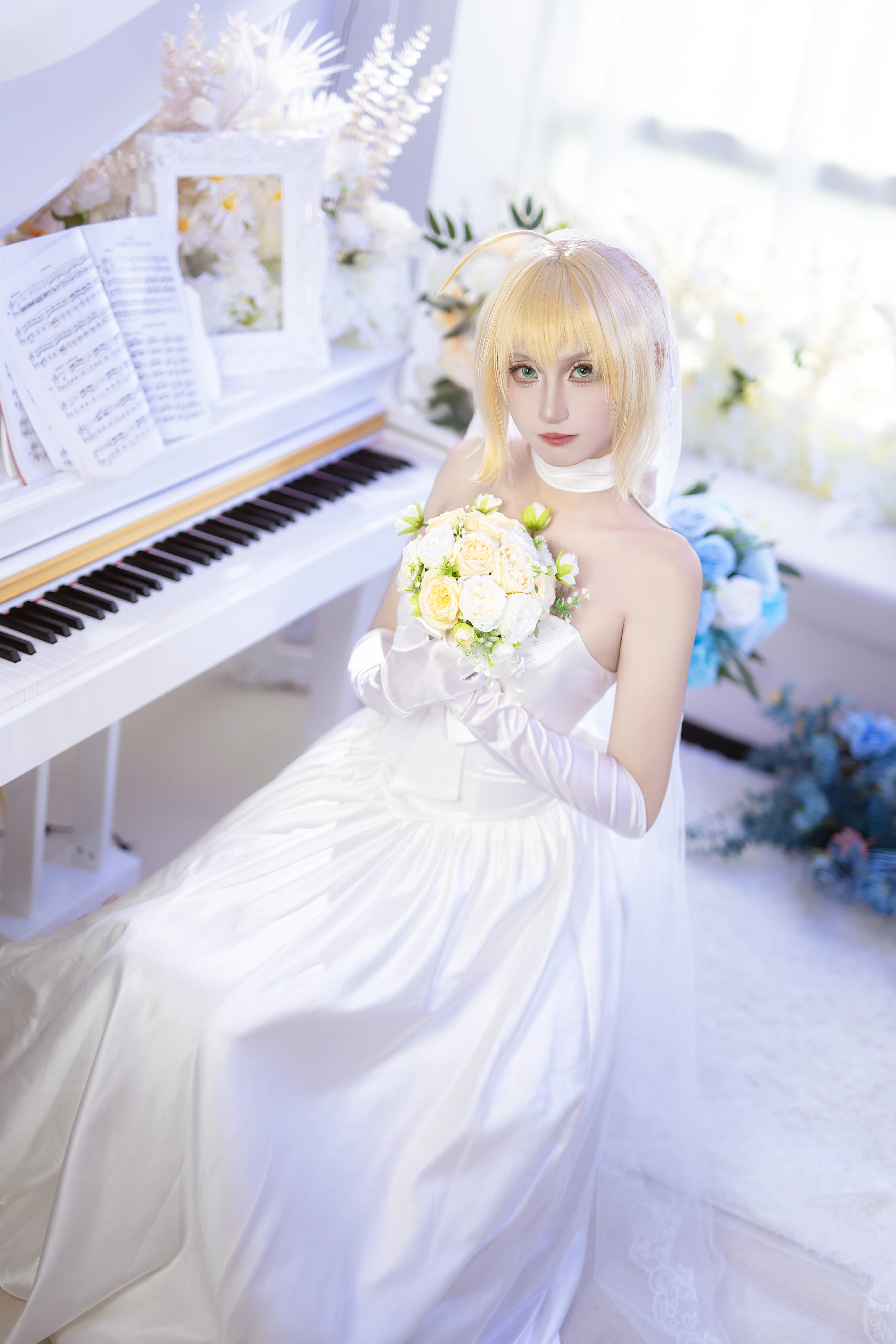 【セイバー コスプレ】純白のウェディングドレスを纏いし騎士王、ピアノの前の静寂の瞬間 - 5 枚目