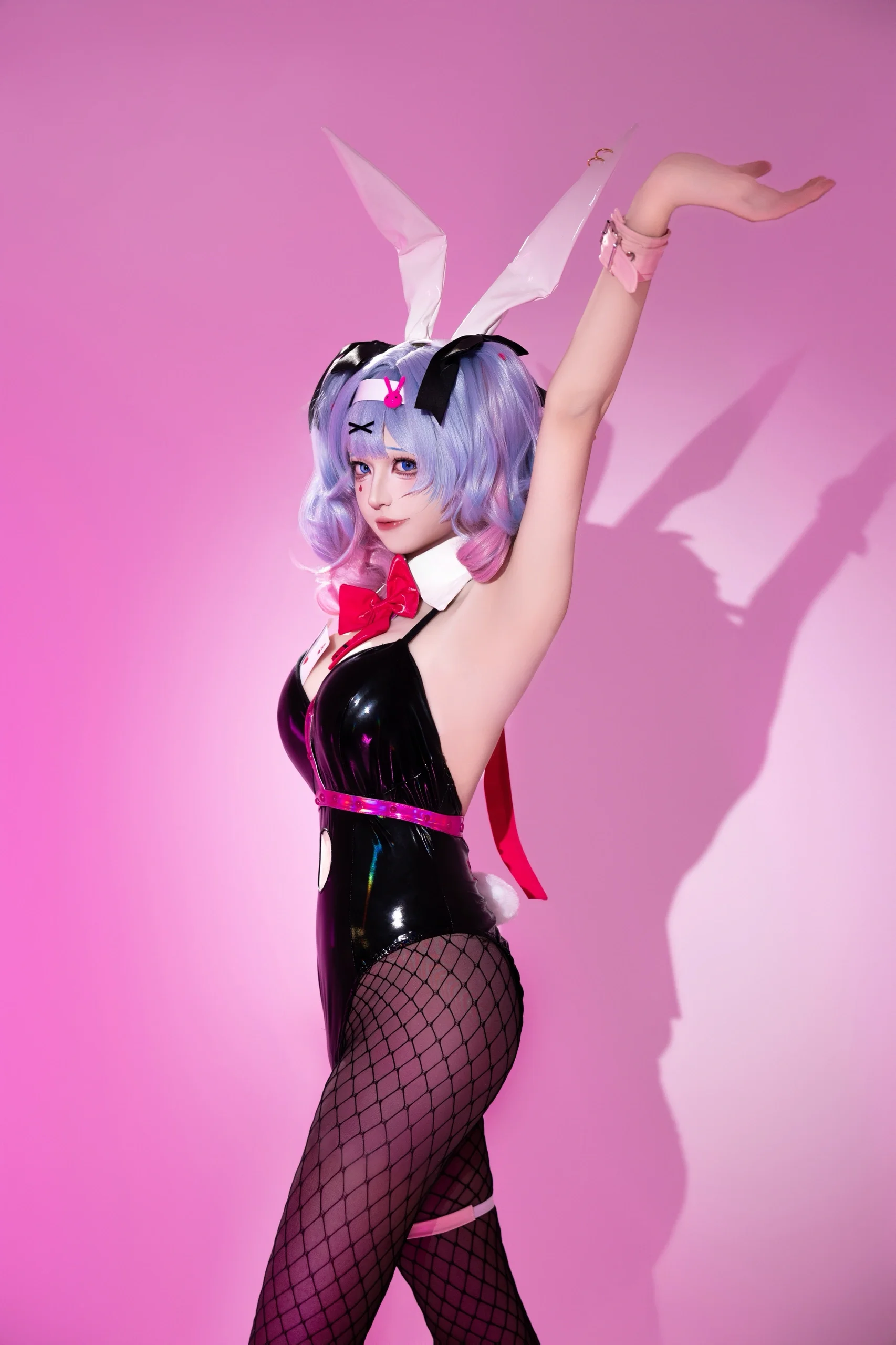 【初音未来cos】兔子洞里的漆皮光影写真