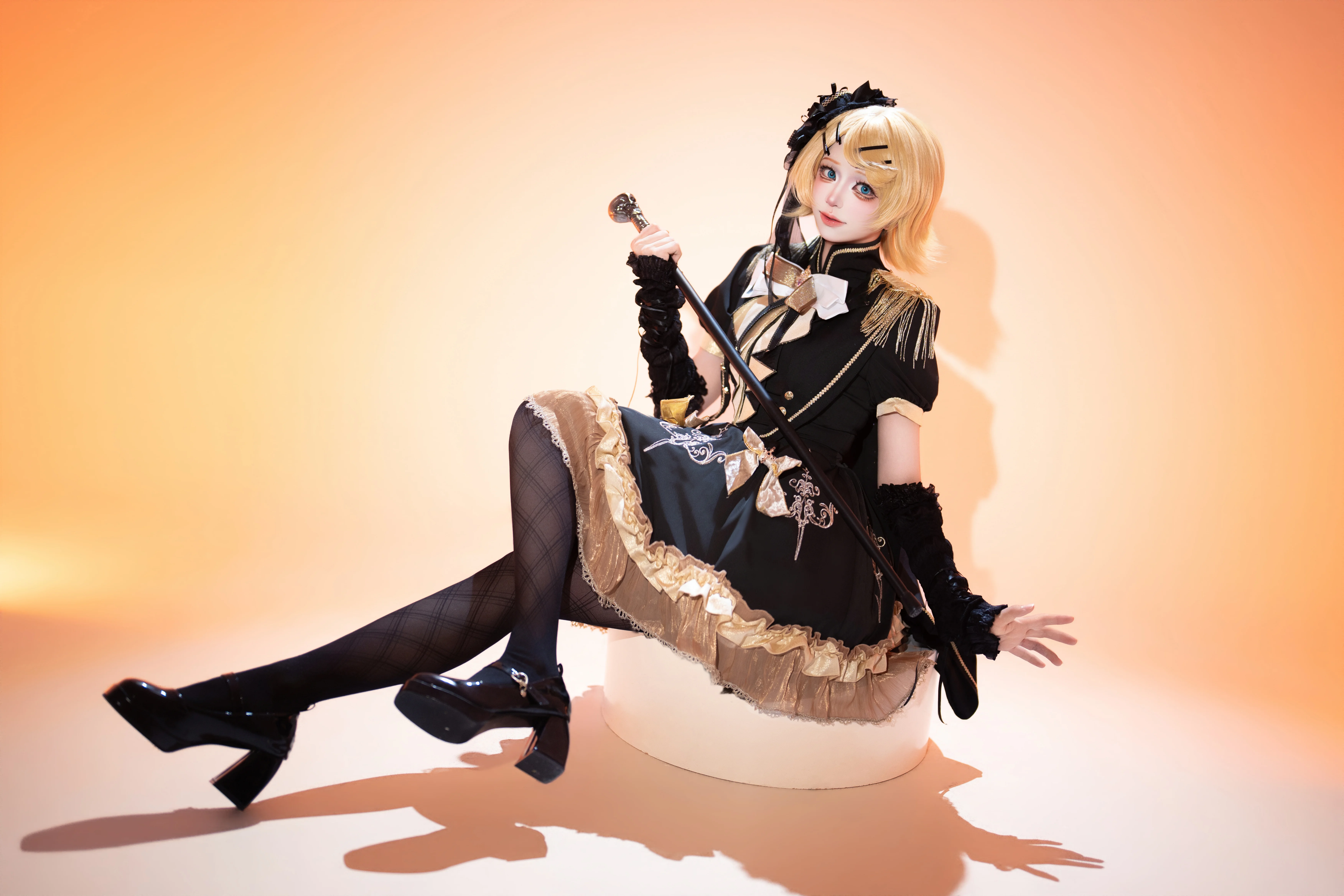 【镜音铃cos】VOCALOID的黑金洛丽塔私设，优雅与帅气并存的棚拍 - 第 2 张