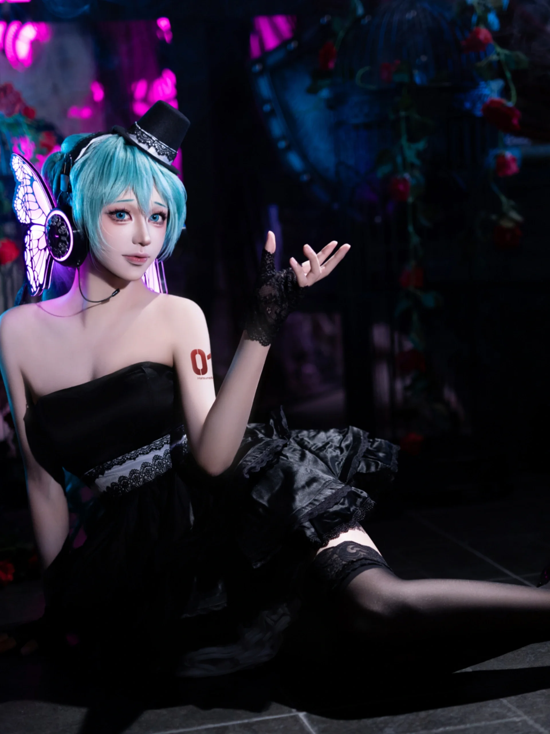 【初音未来cos】6202年的暗黑哥特美学与蝴蝶耳机 - 第 1 张