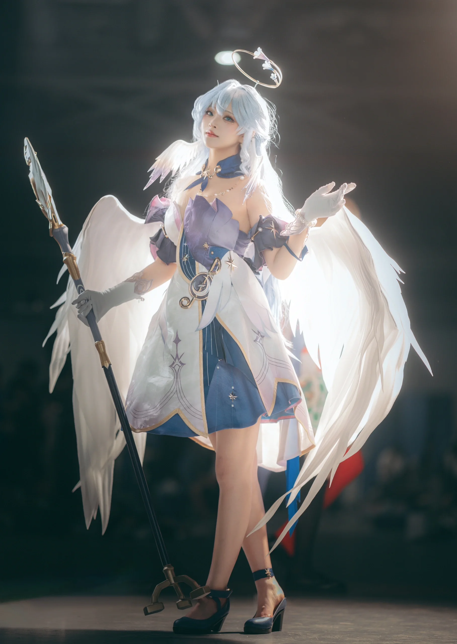 【知更鸟cos】BW2024漫展现场，逆光下的舞台感场照