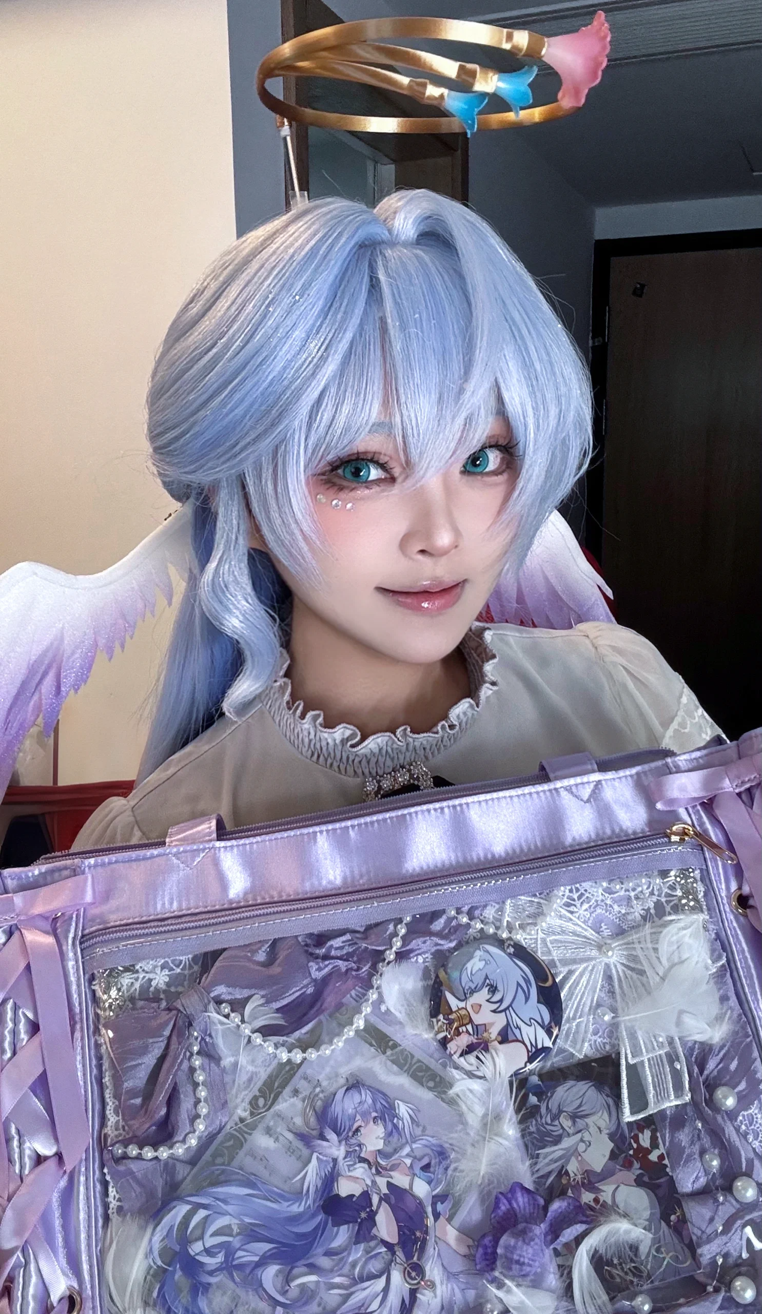 【知更鸟cos】崩坏星穹铁道的缎面紫痛包与银色天使造型 - 第 1 张