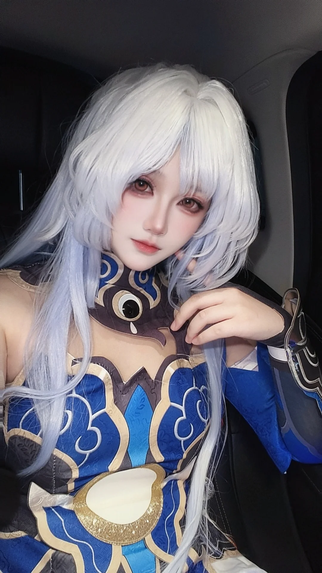 【镜流cos】崩坏星穹铁道，清冷剑客的车内瞬间 - 第 1 张