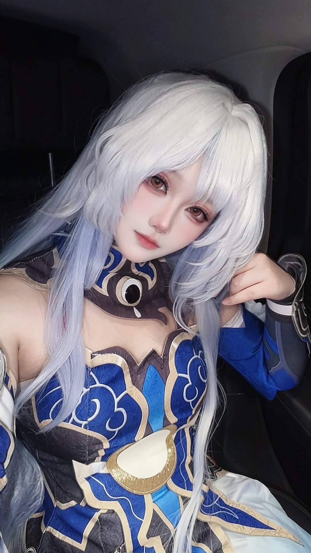 【镜流cos】崩坏星穹铁道，清冷剑客的车内瞬间 - 第 2 张