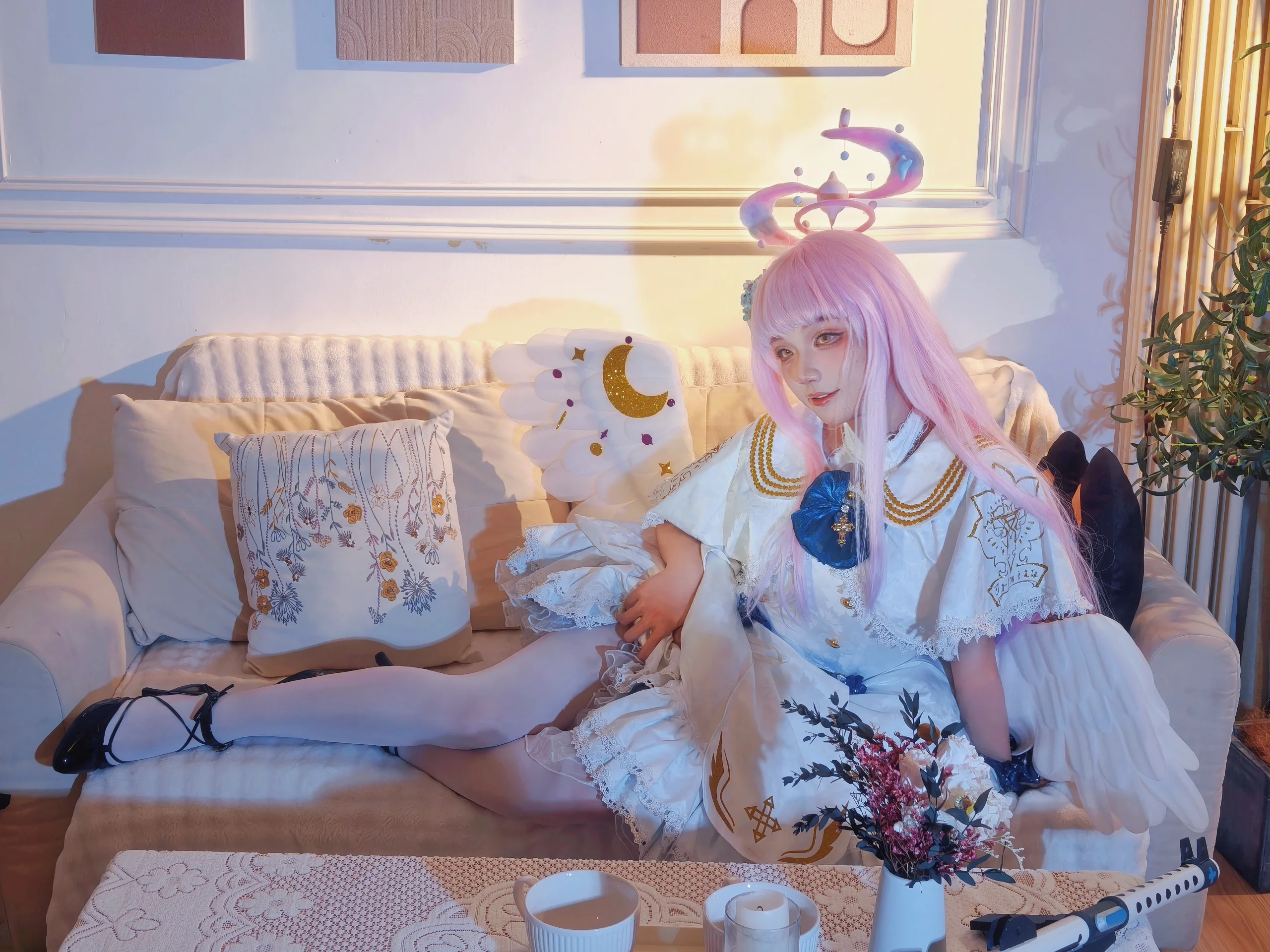 【圣园未花cos】碧蓝档案中的华丽小天使，白裙与光环的完美契合 - 第 3 张
