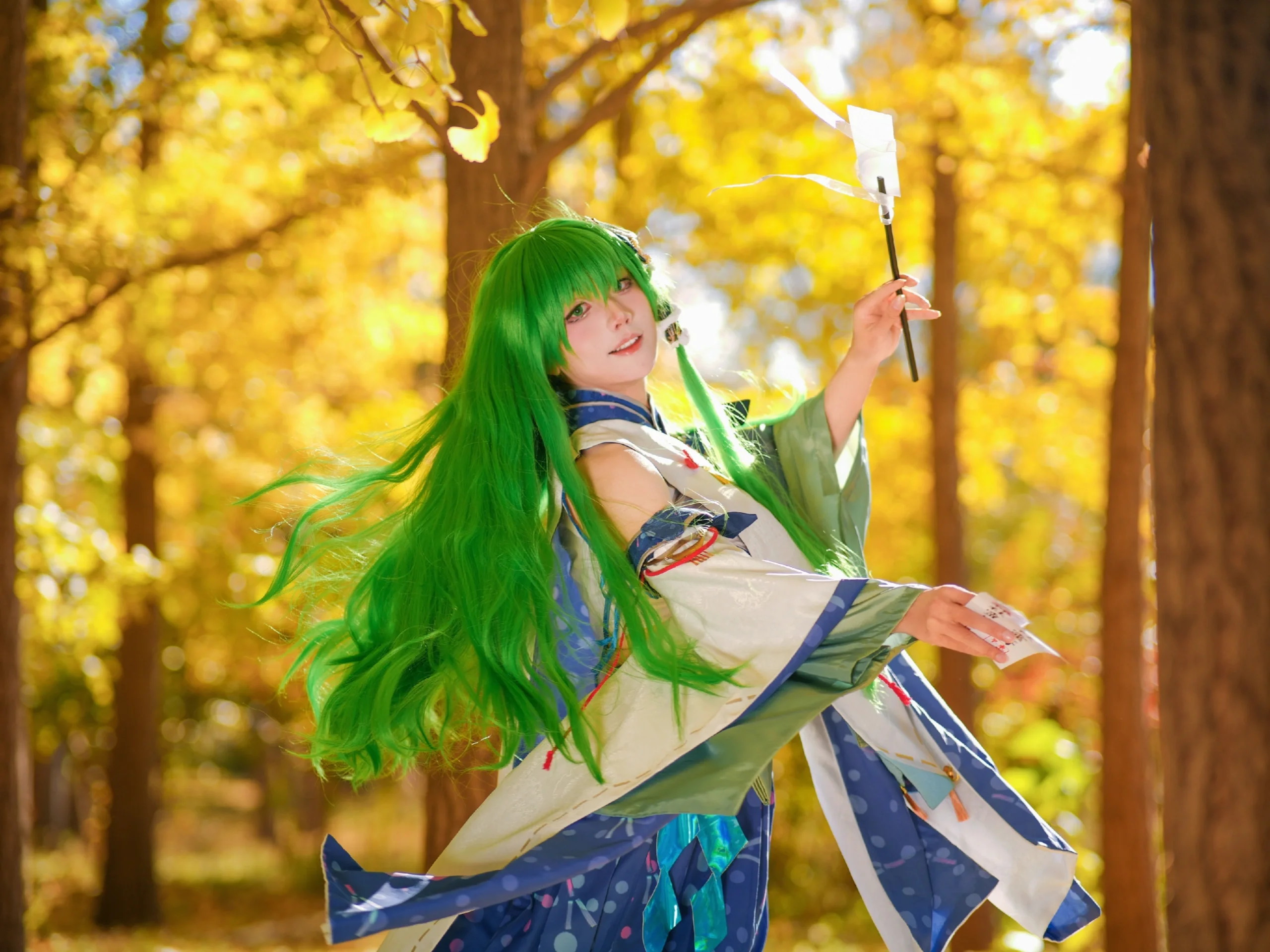 【东风谷早苗cos】秋日的银杏林里，是来赴约的守矢神社巫女 - 第 1 张