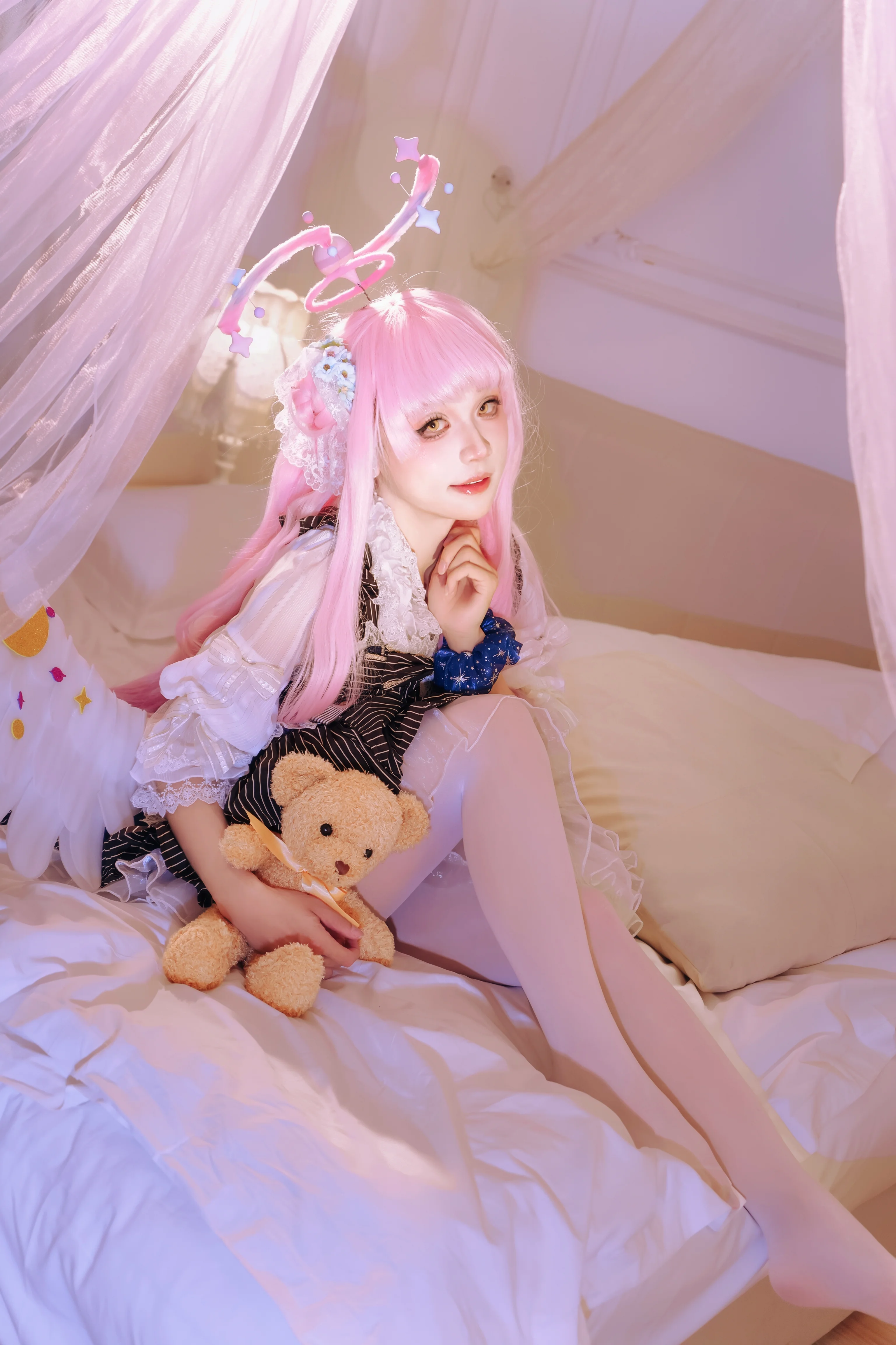 【圣园未花cos】碧蓝档案中粉发天使的卧室写真 - 第 1 张