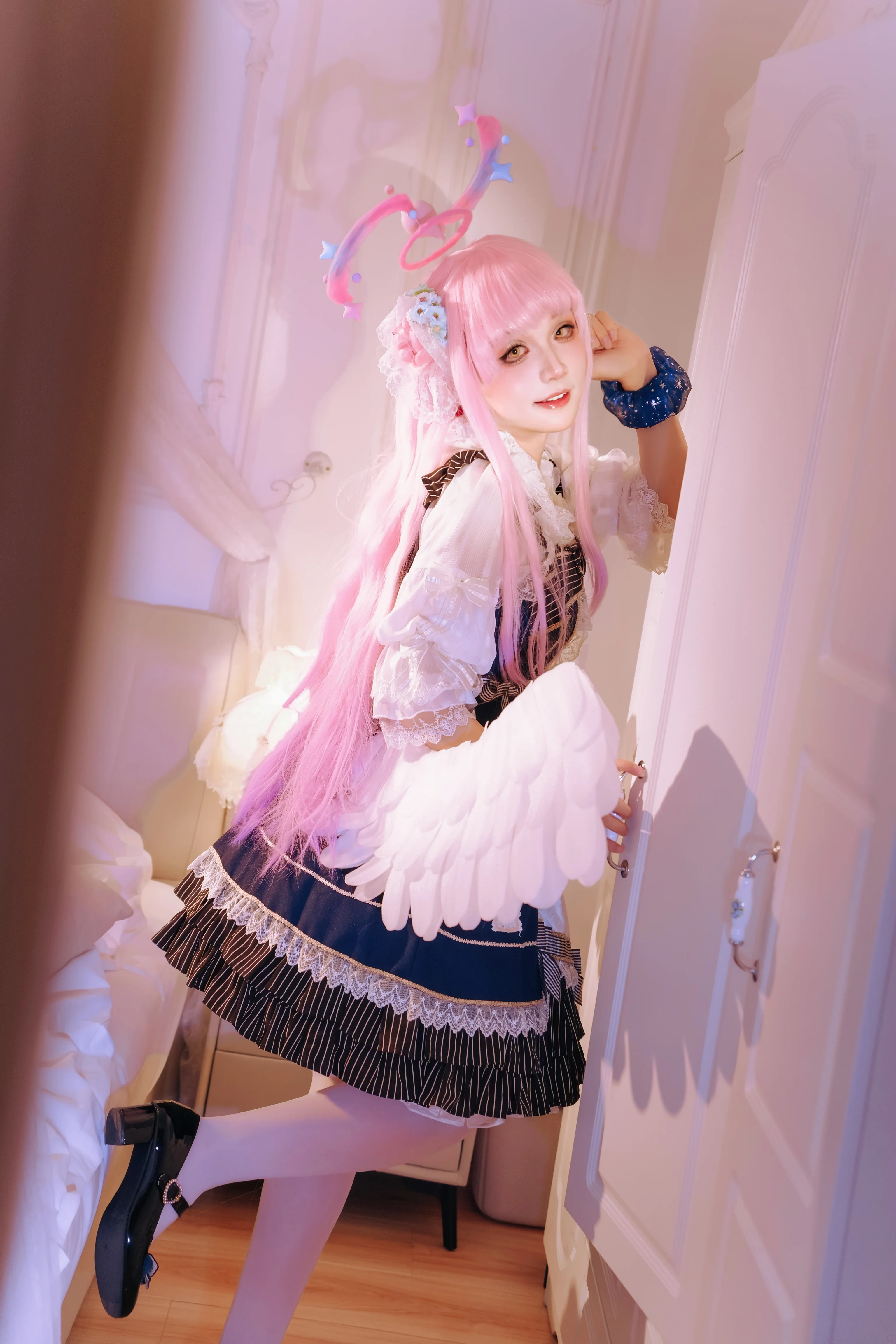 【圣园未花cos】碧蓝档案中粉发天使的卧室写真 - 第 2 张